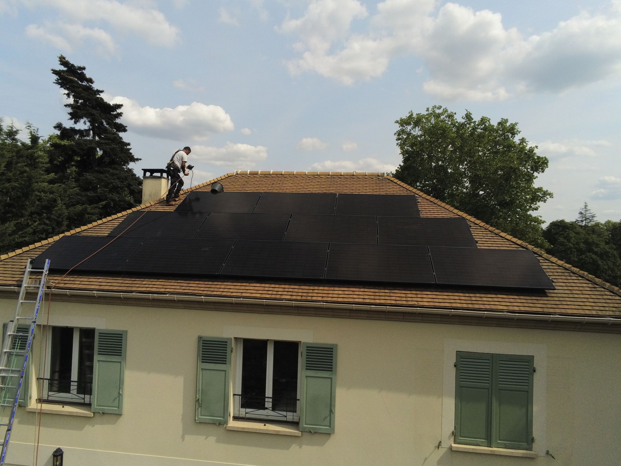 Pose des modules Voltec sur la toiture à quatre pans en tuiles plates à Maisons-Laffitte (78600)