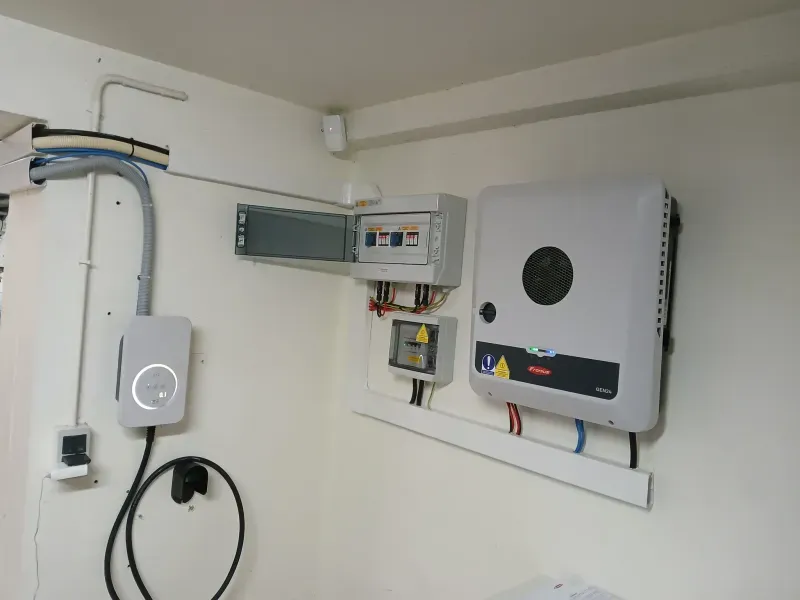 Onduleur Fronius Primo GEN24 Plus et borne de recharge Fronius Wattpilot à Champs-sur-Marne (77420)