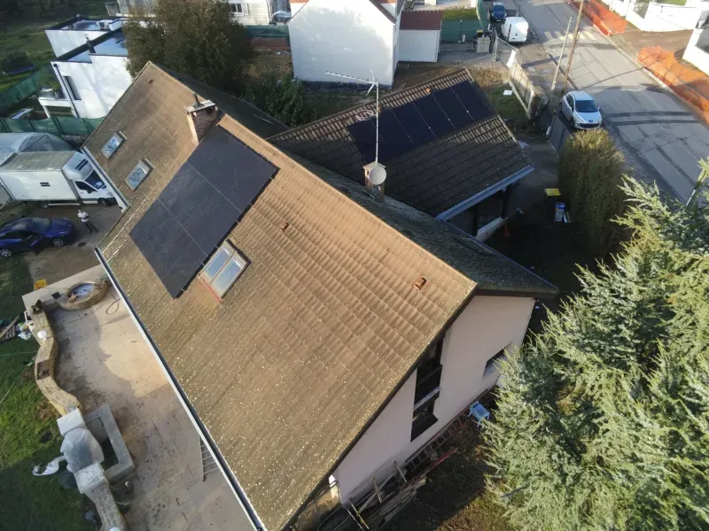 Modules Voltec Solar répartis sur deux pans de la toiture à Champs-sur-Marne (77420)