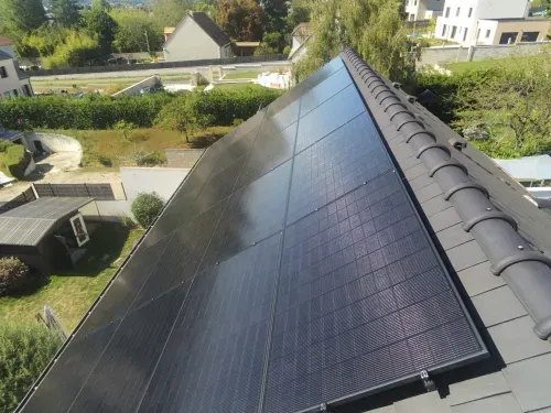 Champ de vingt modules Voltec Solar sur la toiture en tuiles mécaniques à Marcoussis (91460)