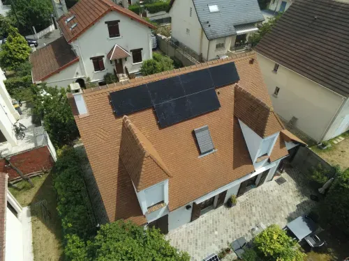 Six modules Voltec posés plein sud sur la toiture en tuiles plates à Sartrouville (78500)