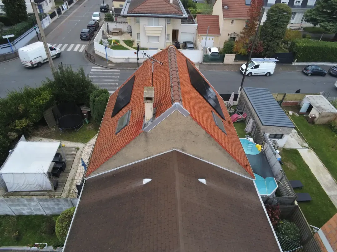 Modules Voltec répartis sur les deux versants de la toiture en tuiles mécaniques à Sartrouville (78500)