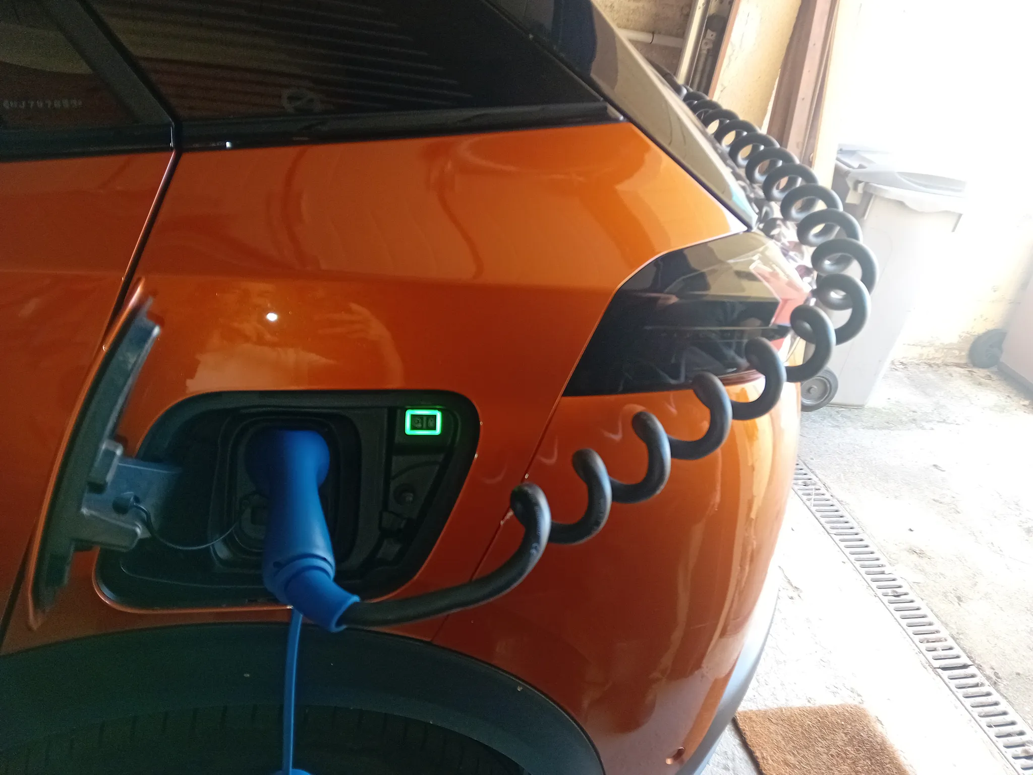 Véhicule électrique en charge sur la borne posée à Sartrouville (78500)
