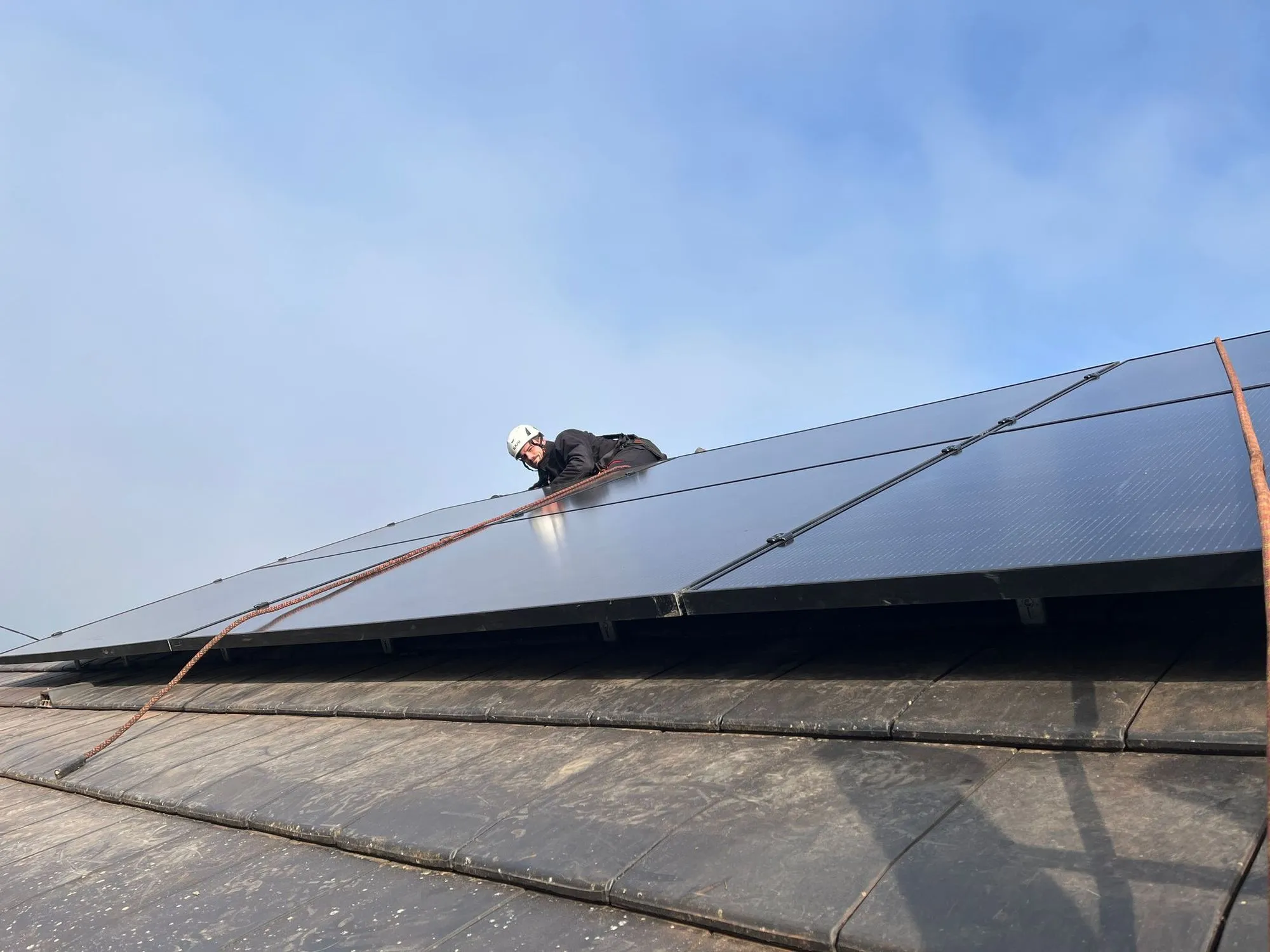 Modules Voltec posés sur la toiture en tuiles mécaniques à Houilles (78800)