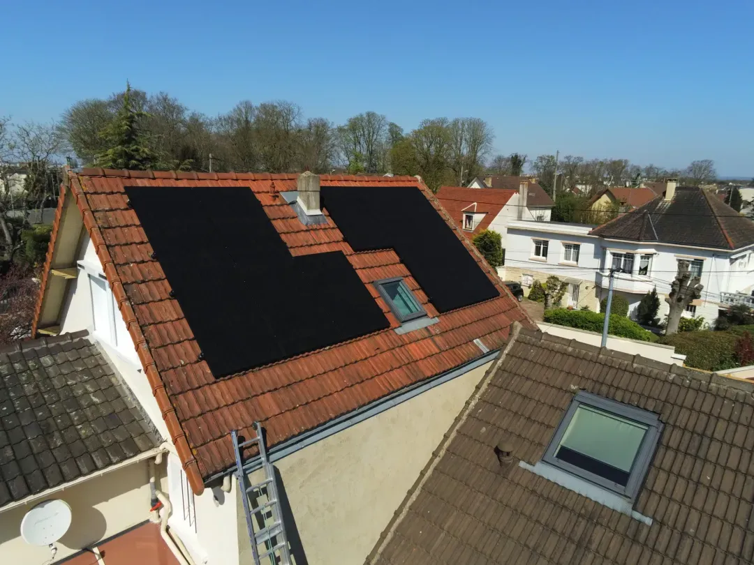 Vue d'ensemble du champ photovoltaïque sur le pan sud-ouest à Conflans-Sainte-Honorine (78700)