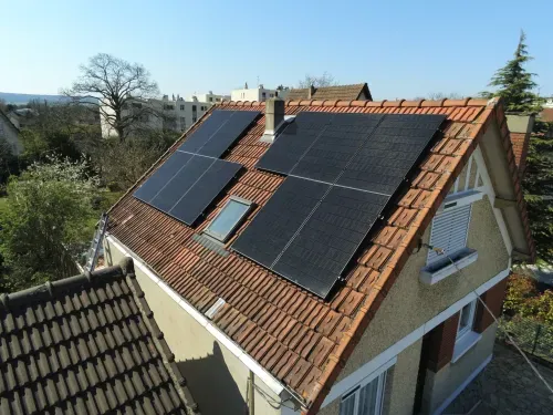 Dix modules Voltec posés autour de la fenêtre de toit à Conflans-Sainte-Honorine (78700)
