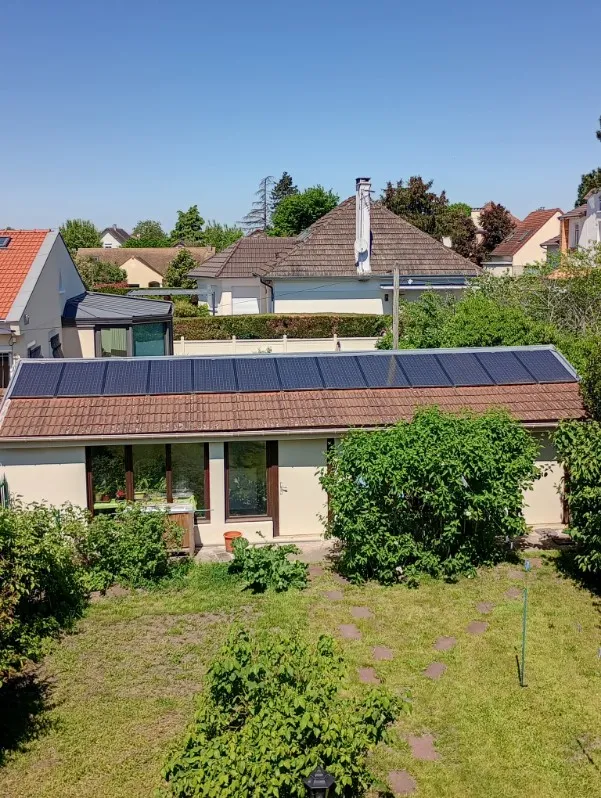 Installation photovoltaïque existante vue depuis le jardin à Conflans-Sainte-Honorine (78700)