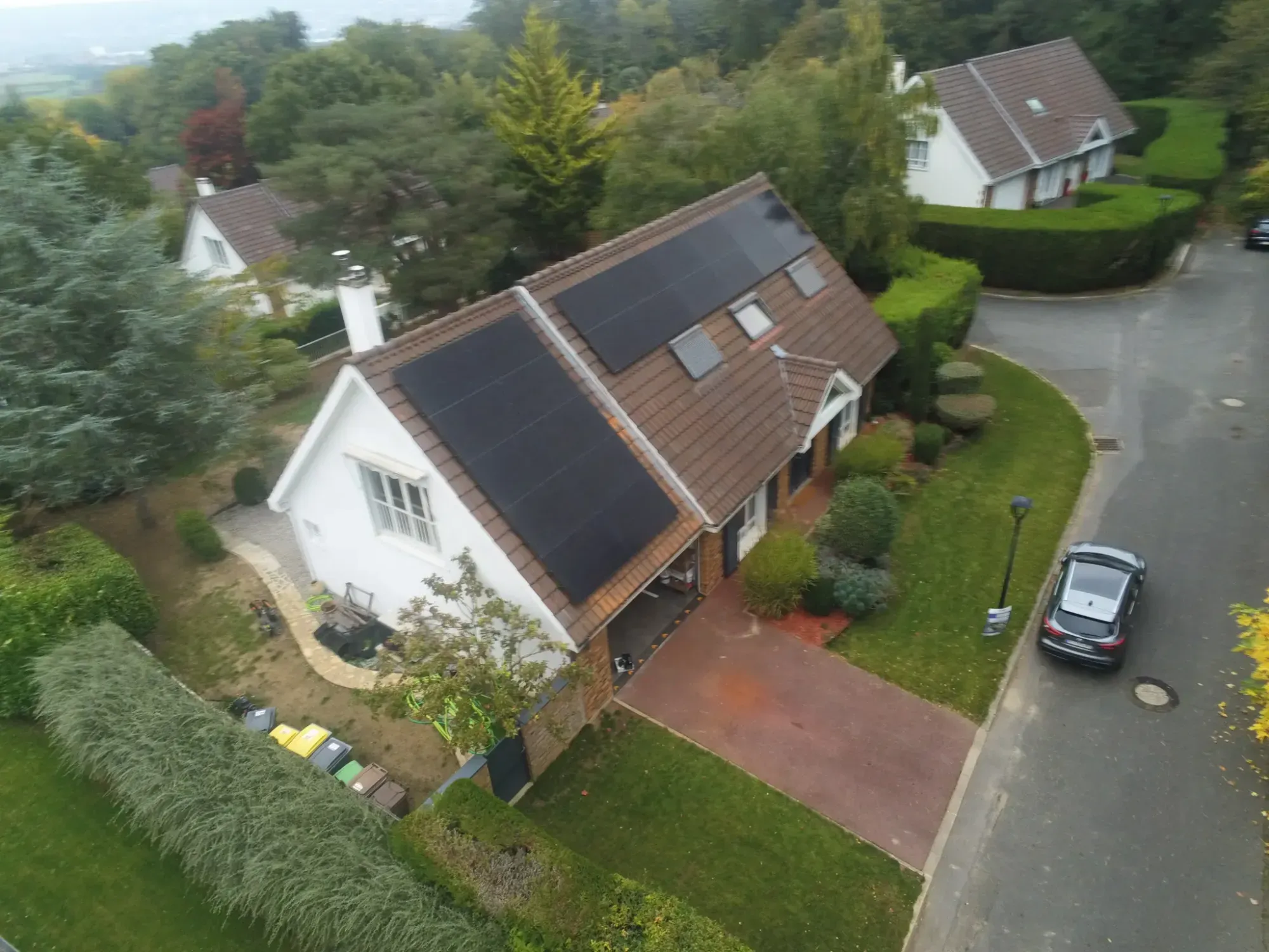 Vingt-deux modules Voltec posés sur la toiture en tuiles mécaniques à Vernouillet (78540)