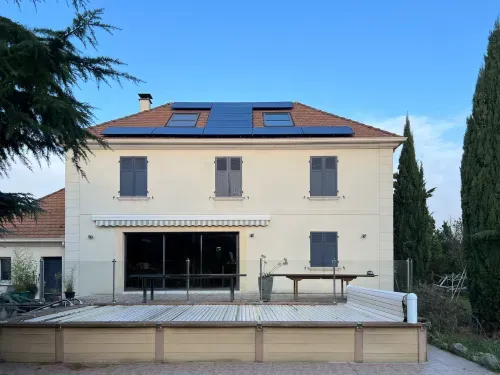 Quinze modules Voltec répartis sur la toiture en tuiles mécaniques à Vernouillet (78540)