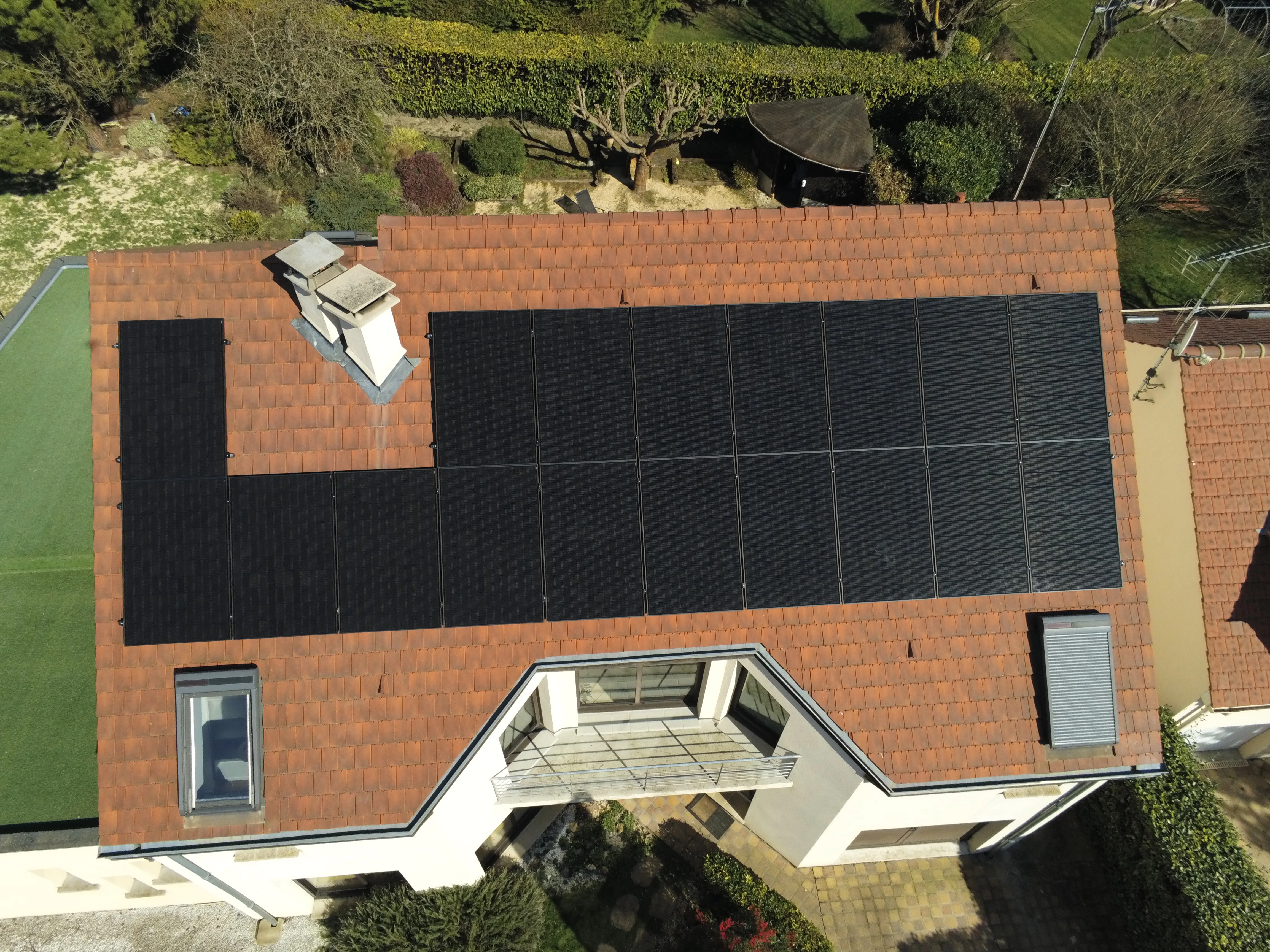 Dix-huit modules Voltec couvrant le pan sud-ouest de la toiture à Crespières (78121)
