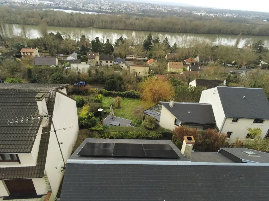 Modules Voltec posés plein sud sur la toiture en ardoises, au-dessus de la vallée de la Seine à Triel-sur-Seine (78510)