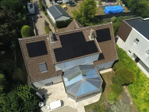 Douze modules Voltec posés sur la toiture en tuiles mécaniques à Marly-le-Roi (78160)