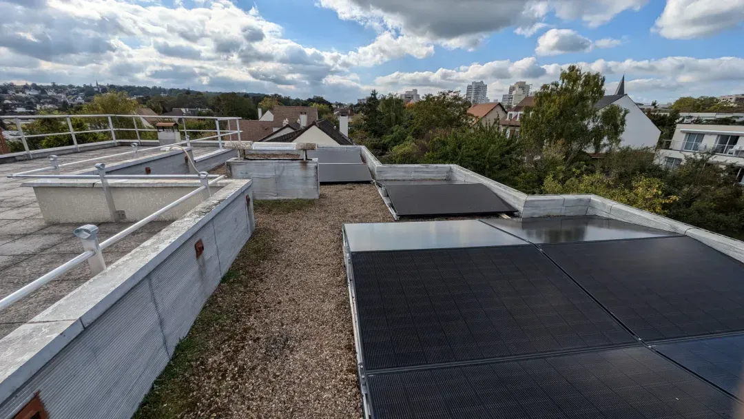 Modules Voltec sur bacs lestés K2 Dome posés sur la toiture terrasse à Marly-le-Roi (78160)