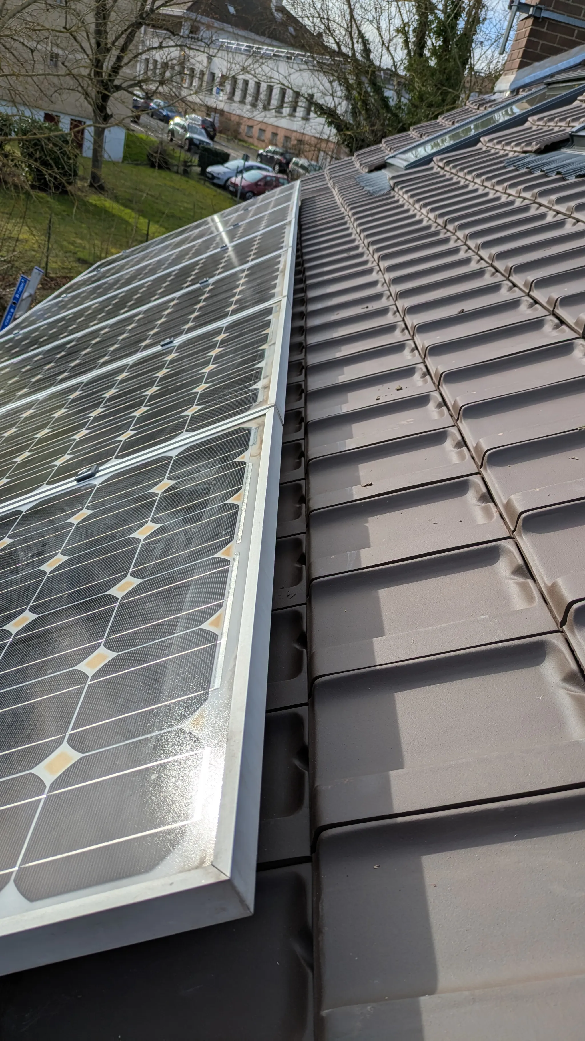 Détail de la repose en surimposition sur les tuiles neuves à Houdan (78550)