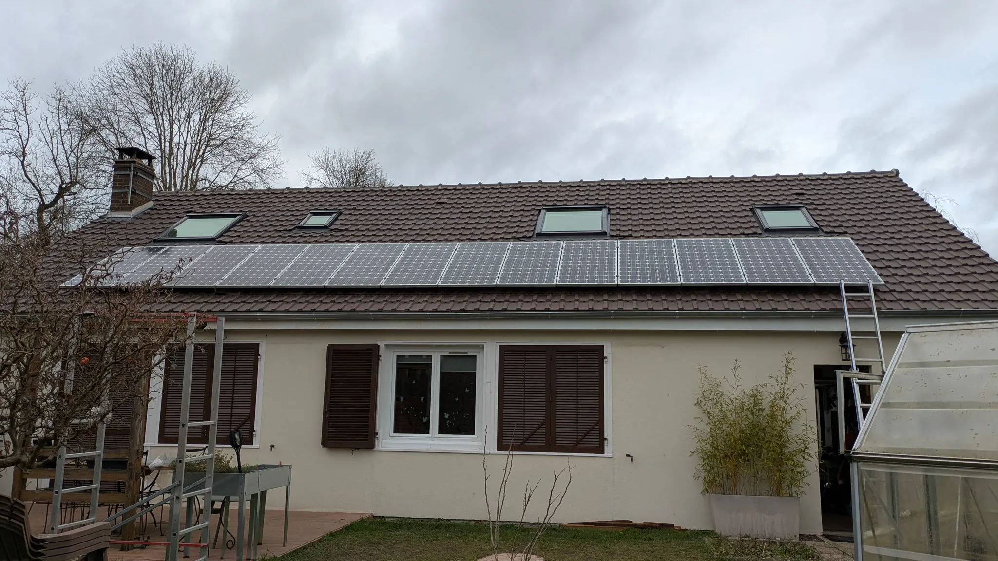 Modules photovoltaïques reposés en surimposition sur la toiture refaite à Houdan (78550)
