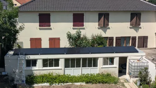 Cinq modules Voltec posés en rangée unique sur la toiture terrasse de l'annexe à Versailles (78000)