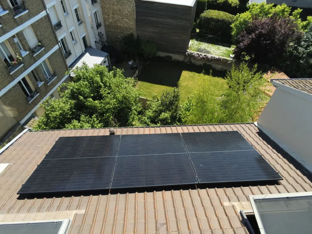 Six modules Voltec entièrement noirs disposés en rectangle plein sur la toiture à Viroflay (78220)
