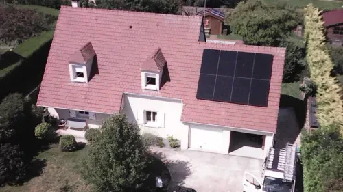 Quatorze modules Voltec posés sur la toiture en tuiles mécaniques à Ponthévrard (78730)
