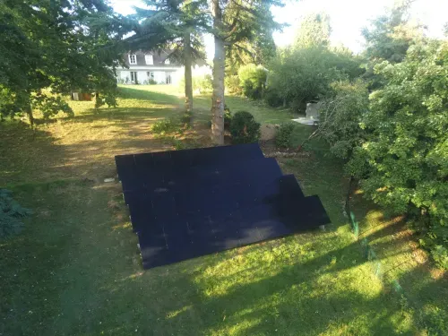 Centrale photovoltaïque au sol de 36 modules implantée dans le jardin à Chambourcy (78240)