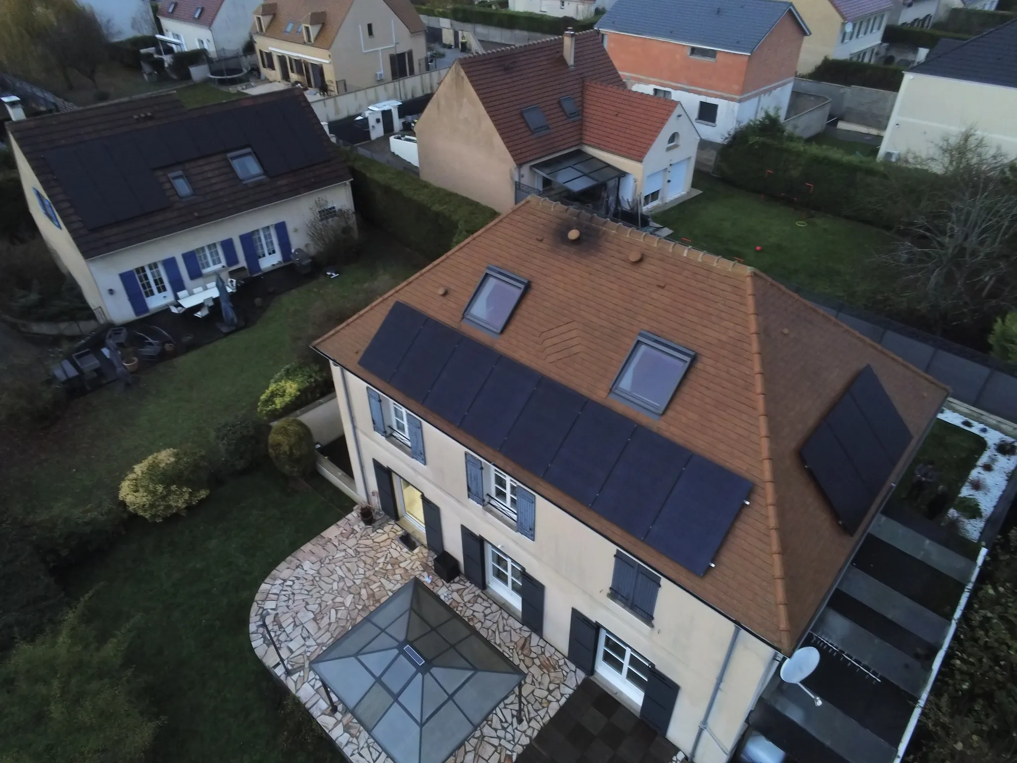Onze modules Voltec répartis sur deux orientations de la toiture en tuiles plates à Osny (95520)