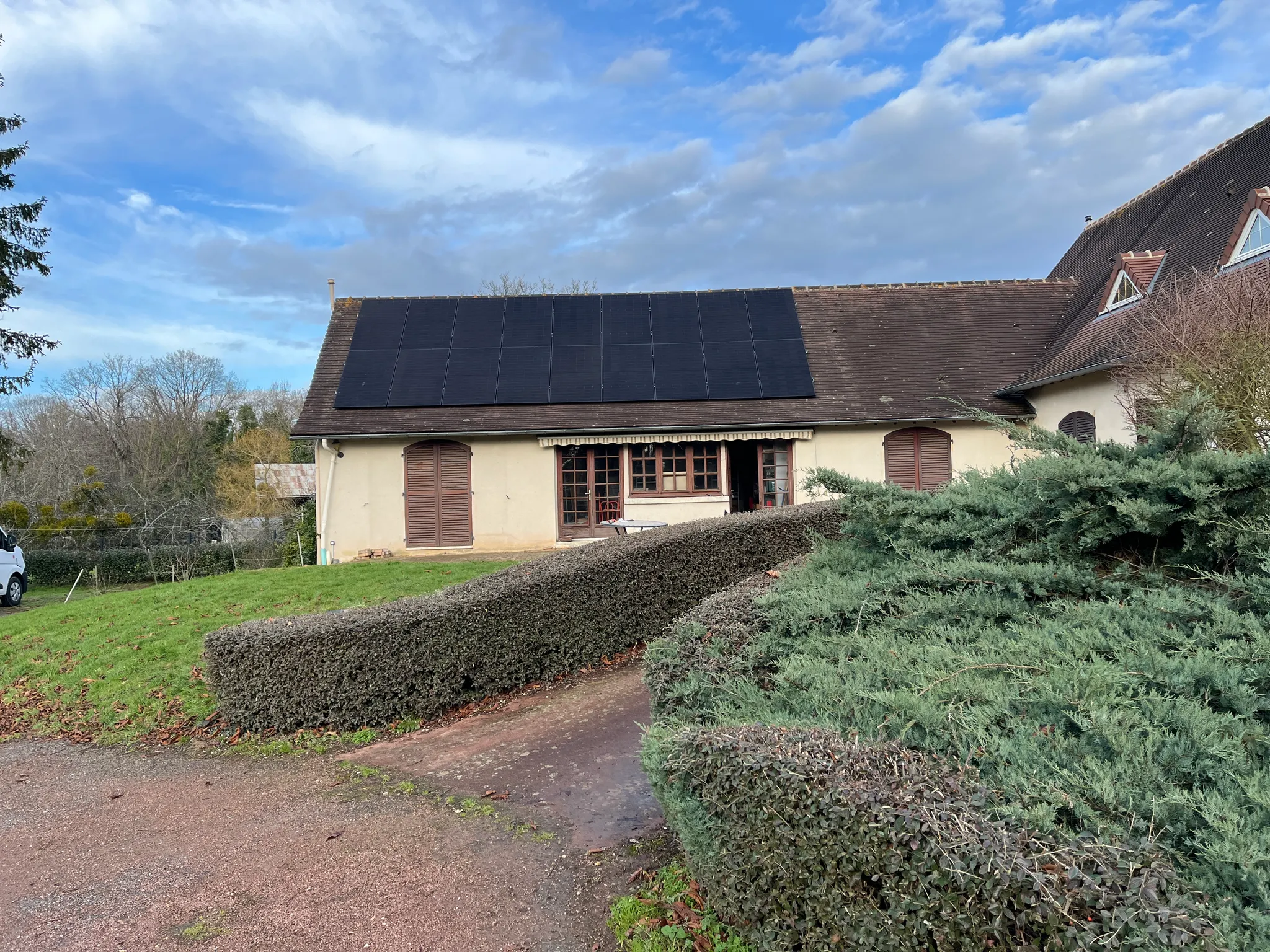 Les dix-huit modules posés sur un pan de toiture à Belhomert-Guéhouville (28240)