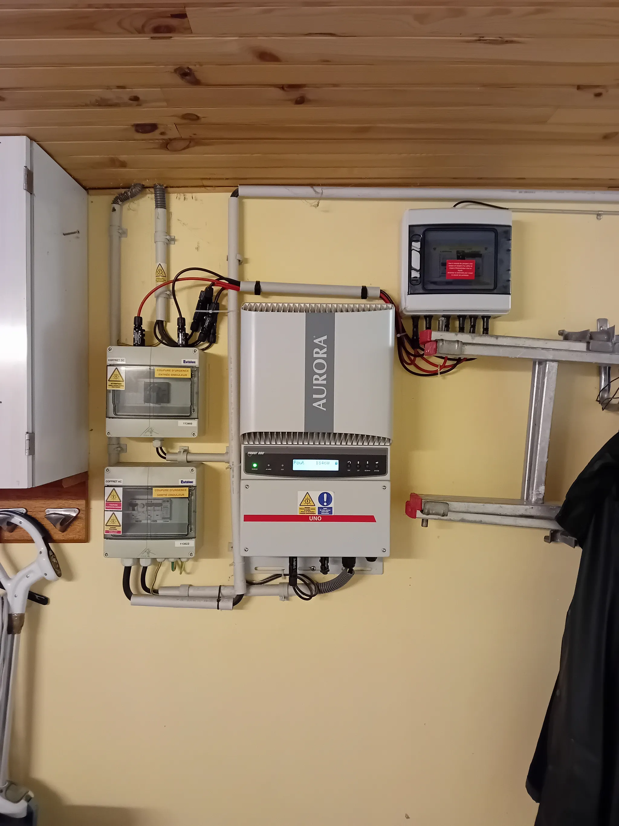 Onduleur Power-One Aurora existant et ses coffrets de protection, reconnectés après la repose