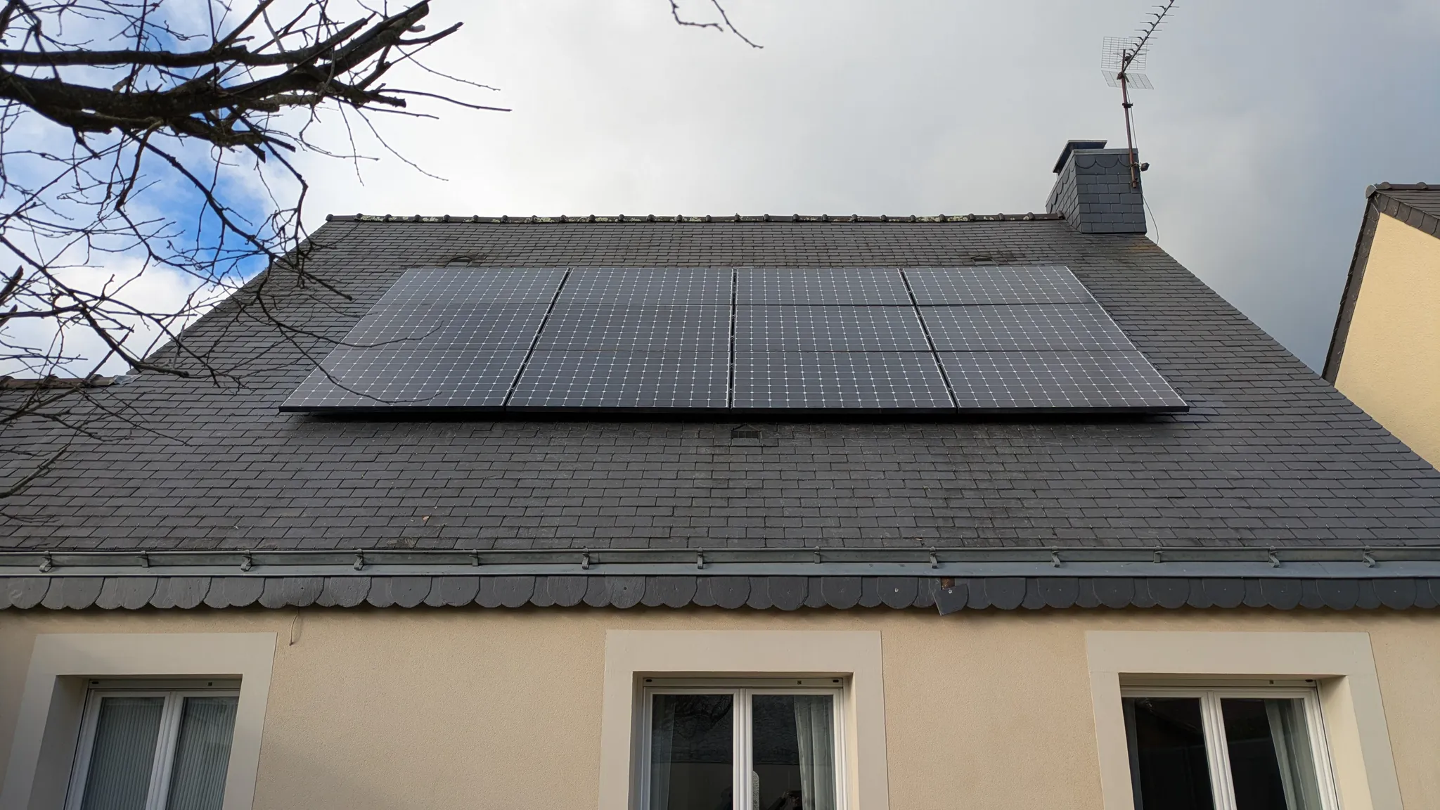 Modules photovoltaïques reposés en surimposition sur la toiture en ardoise, à Couëron (44220)