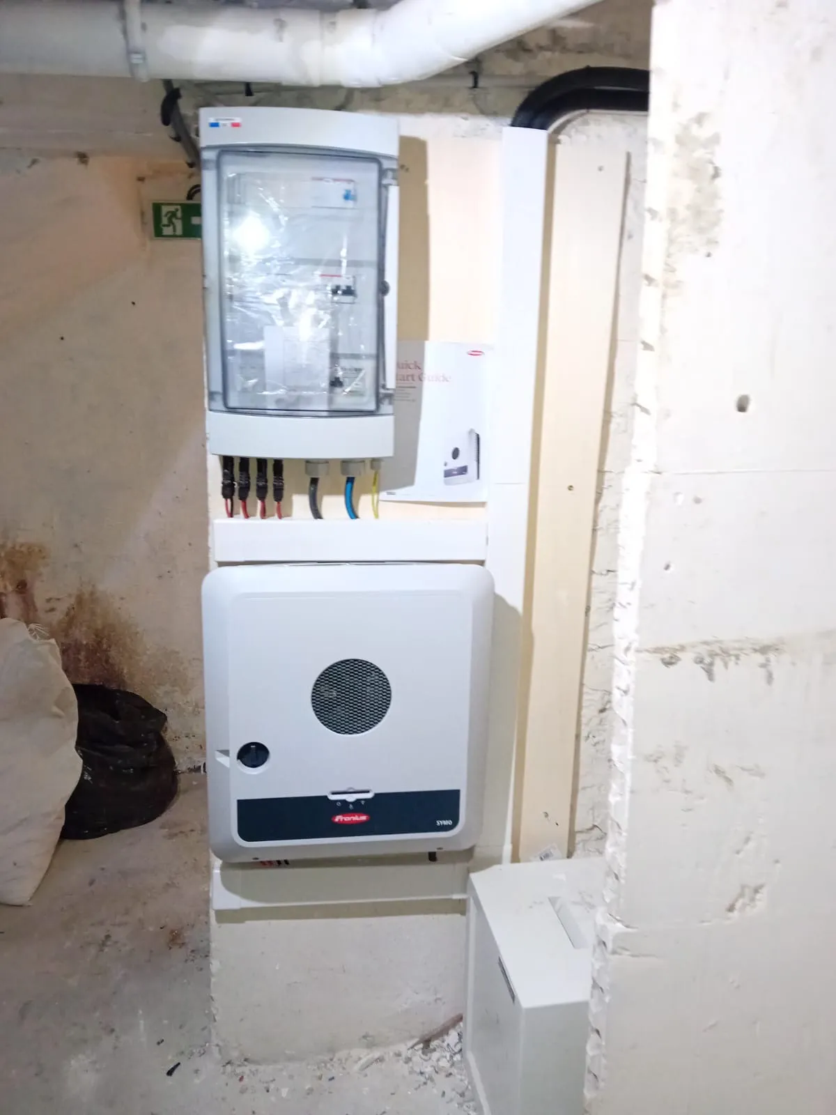 Onduleur Fronius Symo GEN24 et son coffret de protection, en local technique