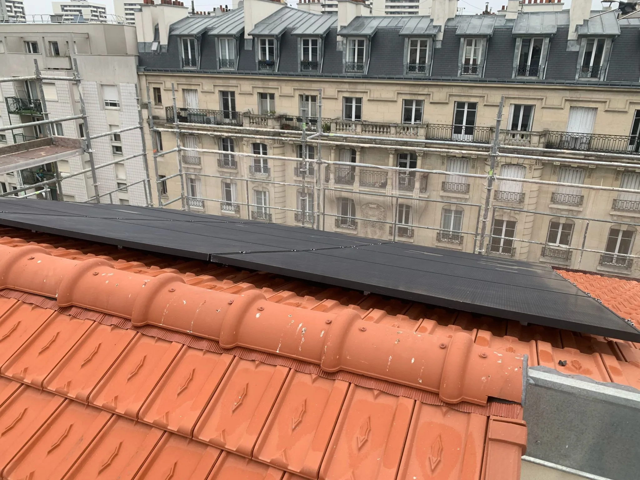 La centrale vue depuis le faîtage, sur les toits du 19e arrondissement de Paris