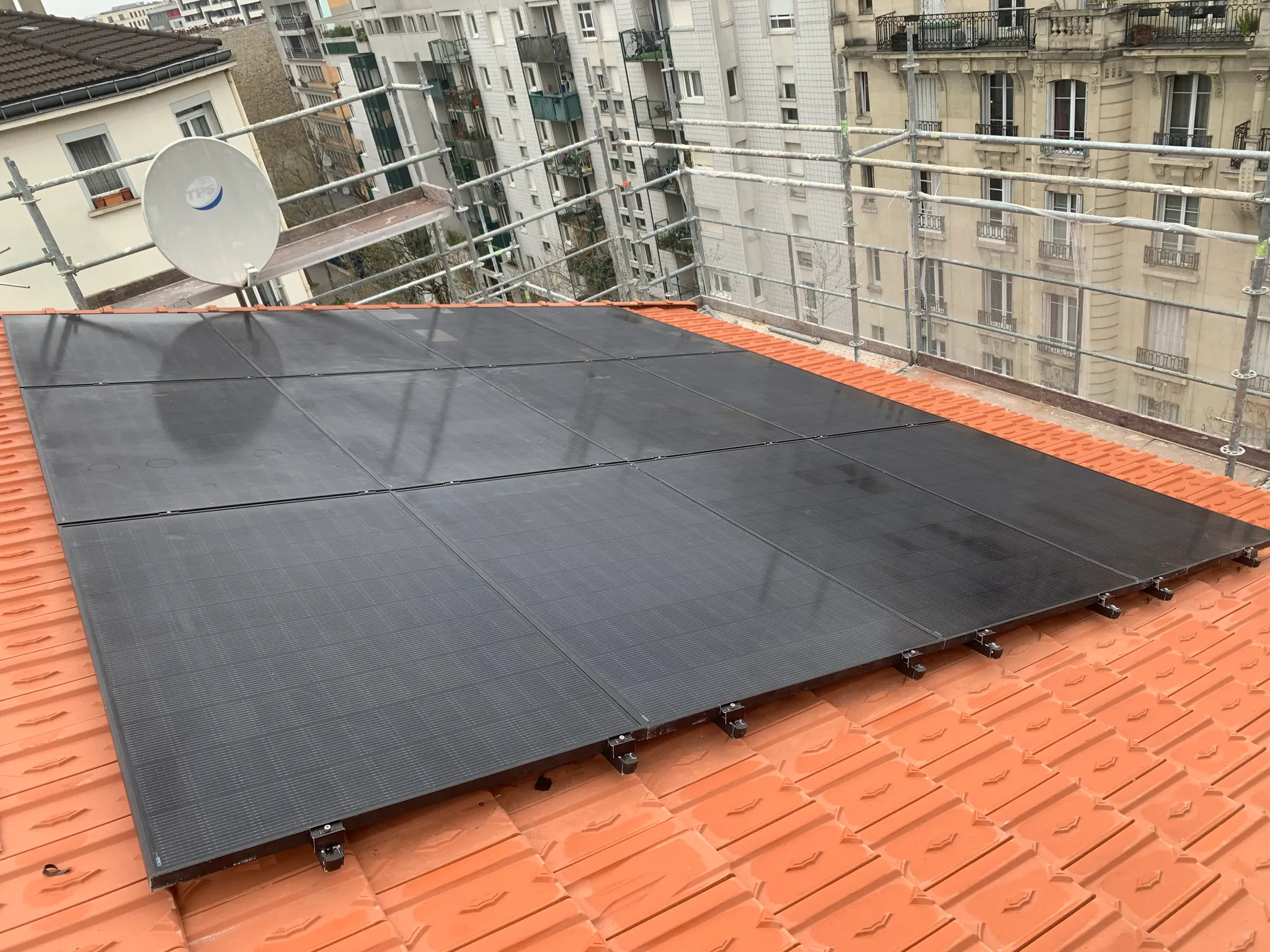 Les douze modules posés en surimposition sur la toiture en tuiles mécaniques, Paris 19 (75019)