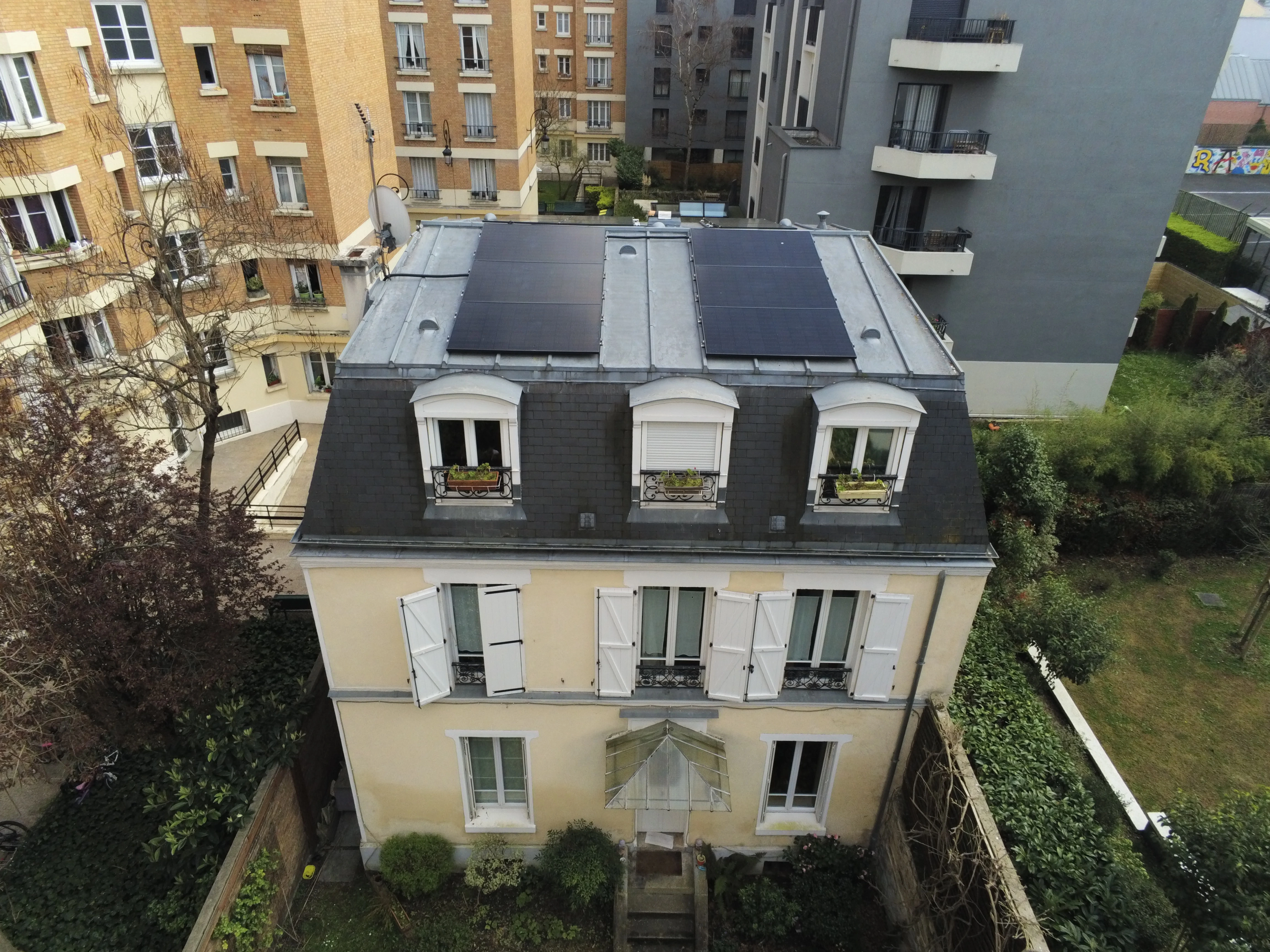 Vue aérienne de la maison équipée, douze modules sur la toiture en zinc à tasseaux, Puteaux (92800)