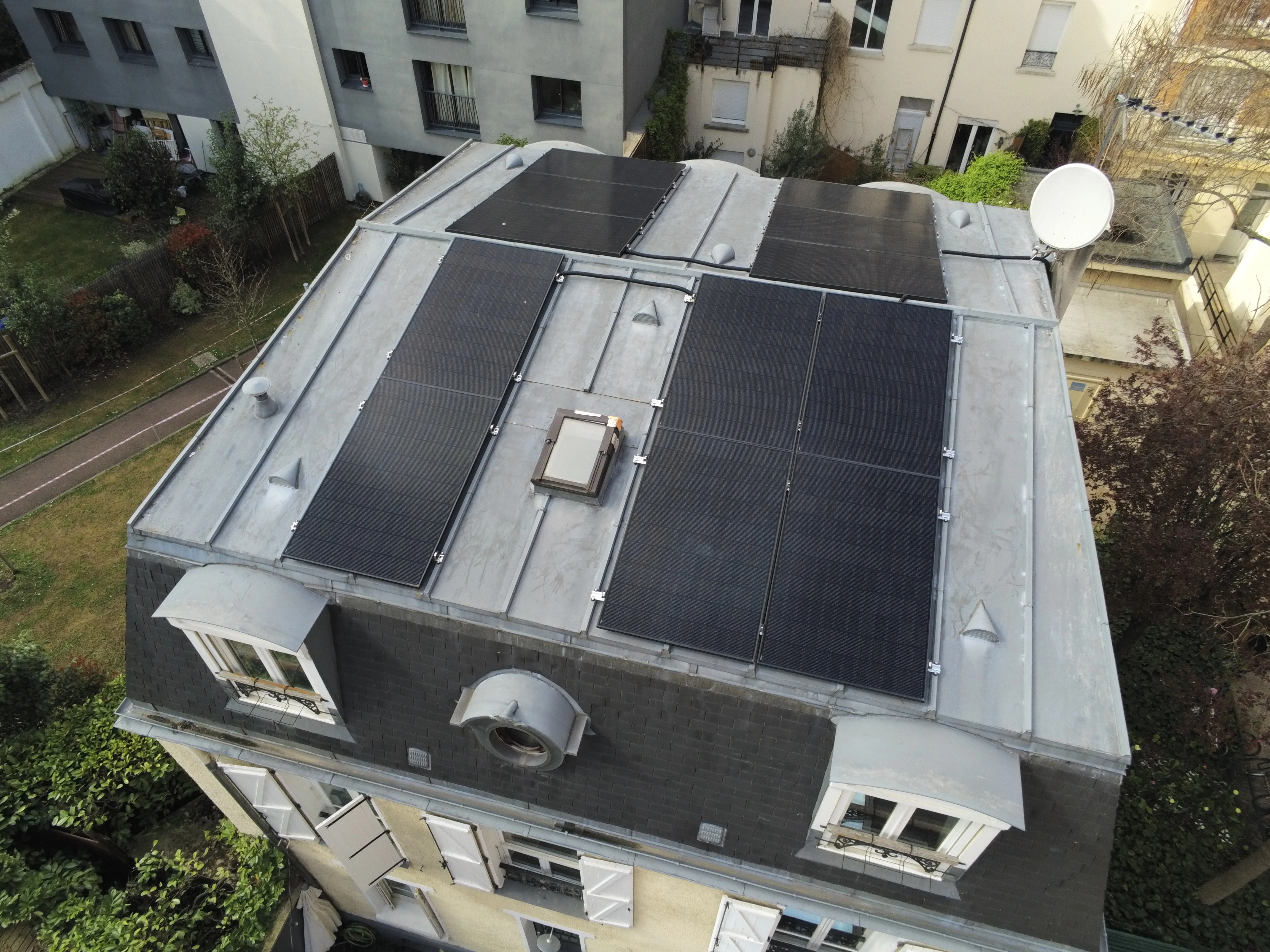 Détail de la pose sur le zinc à tasseaux, autour de la verrière et des sorties de toiture