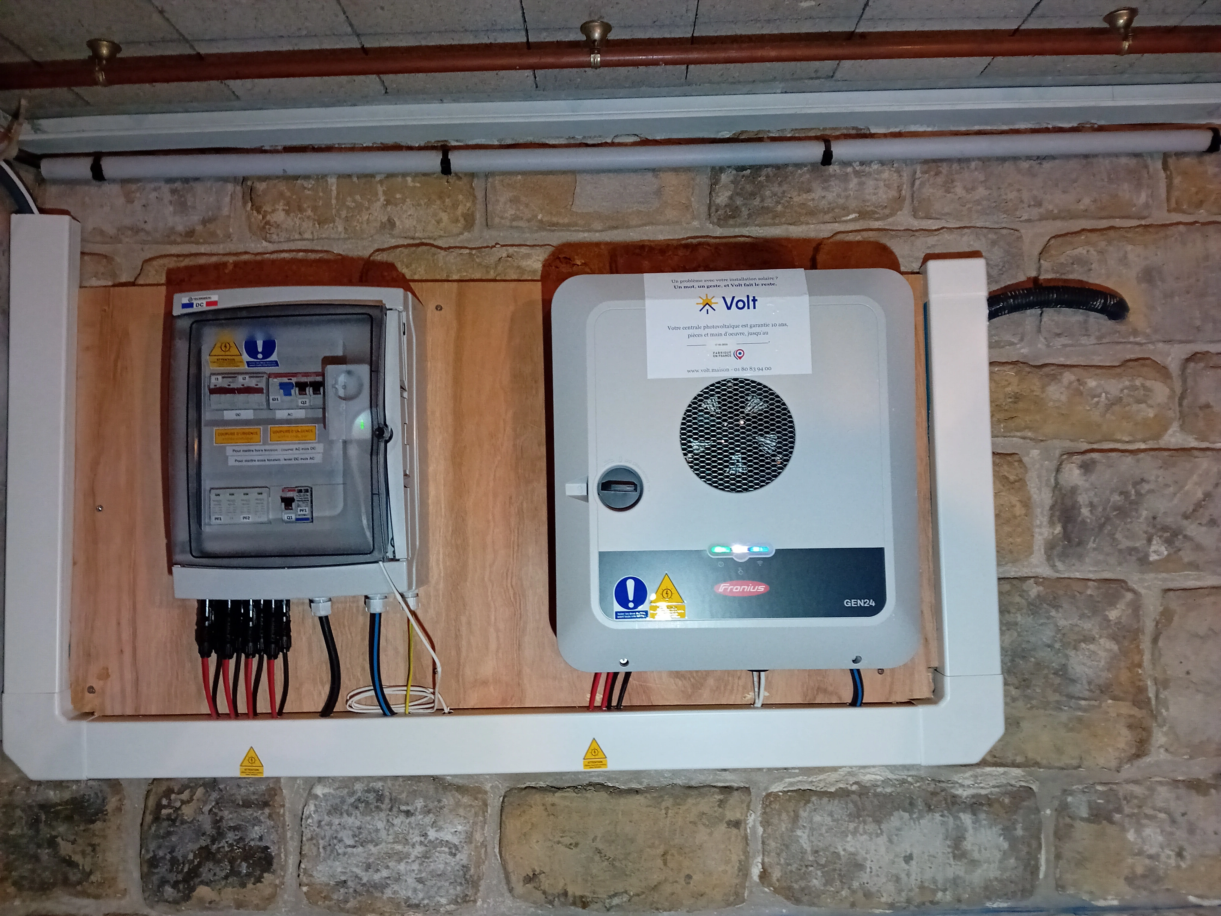 Onduleur Fronius Primo GEN24 et son coffret de protection, en local technique