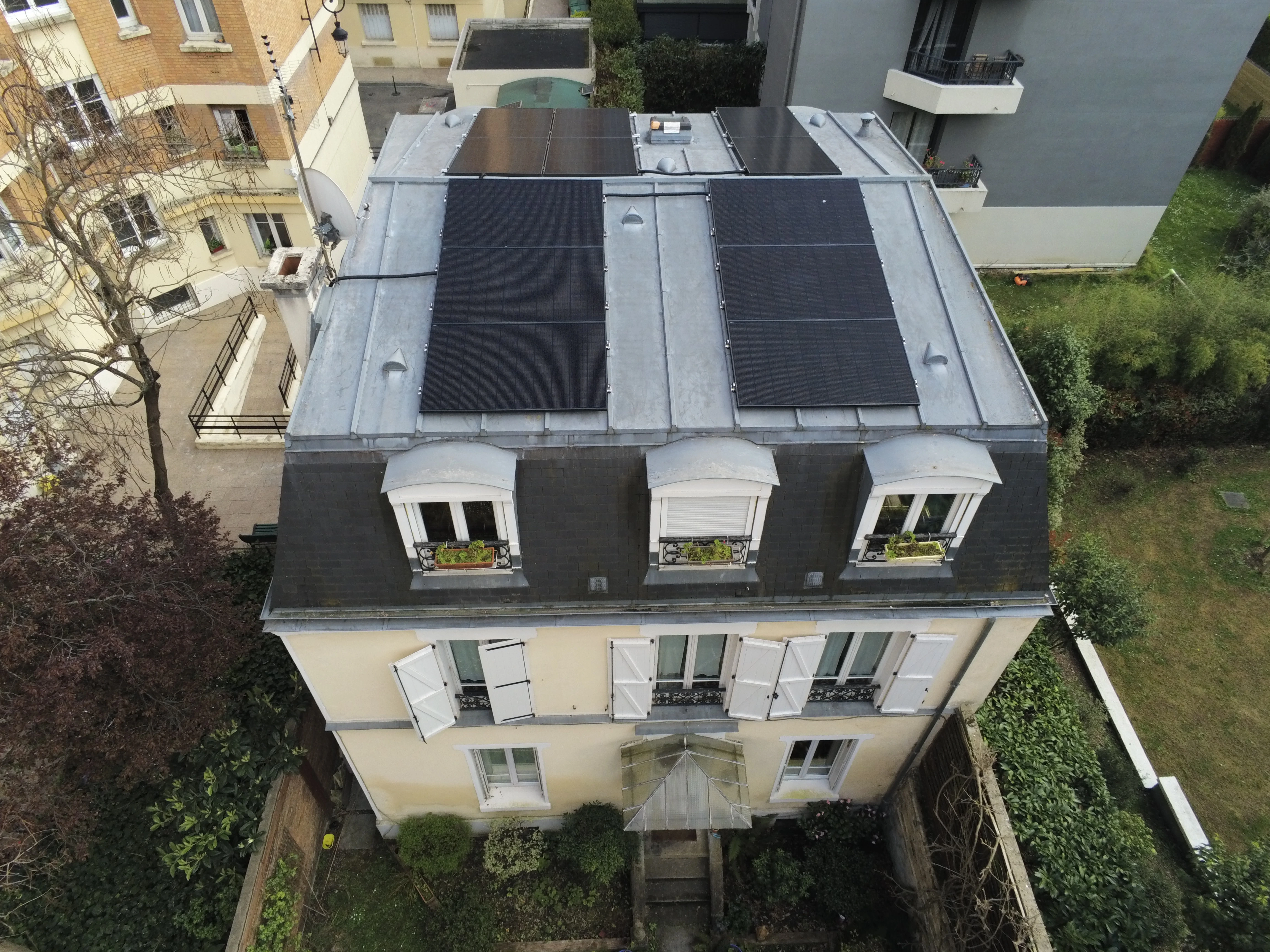 Les modules répartis sur deux pans de la toiture, Puteaux (92800)