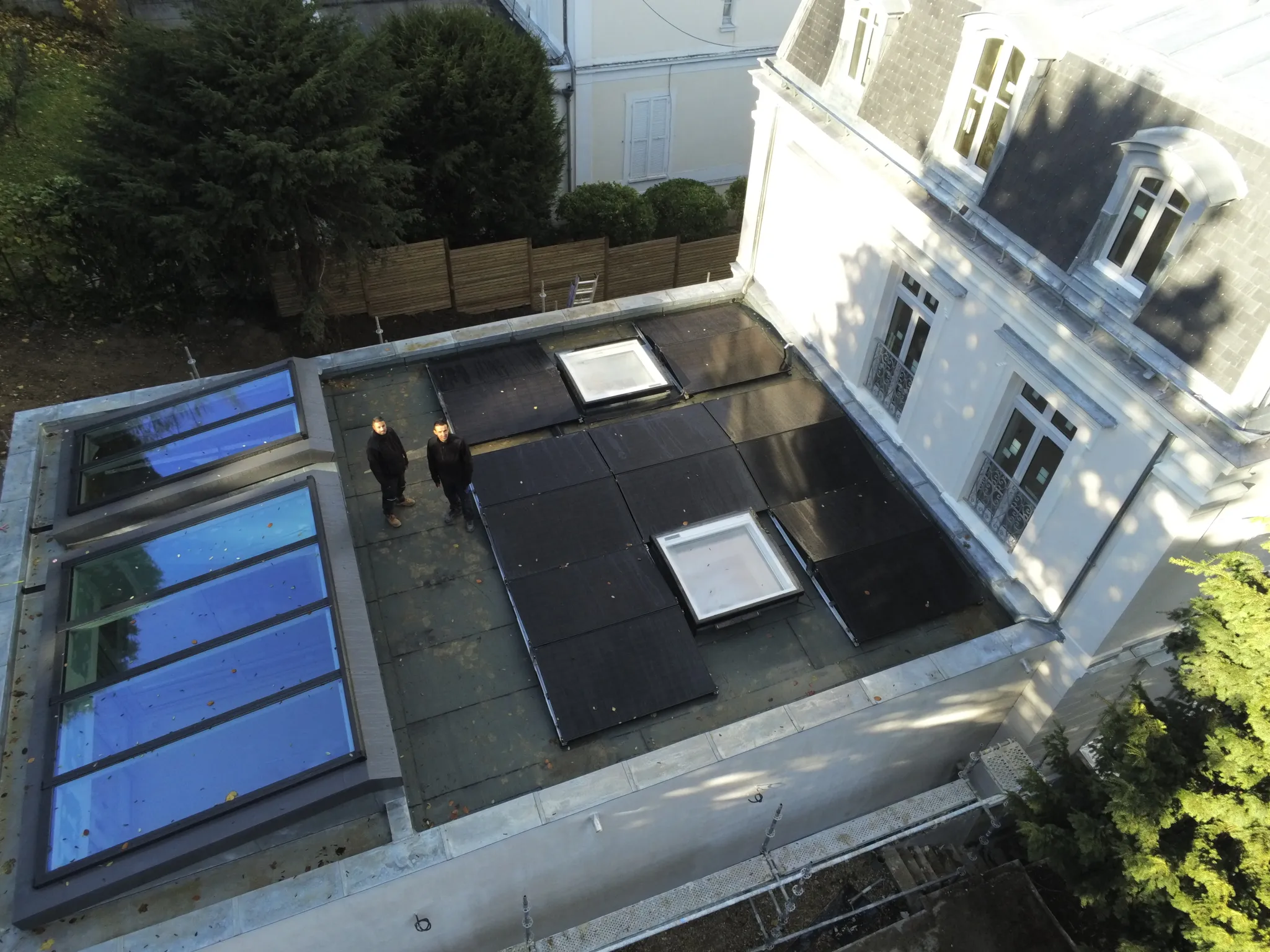 Les quatorze modules sur la toiture terrasse, entre les verrières, Meudon (92190)