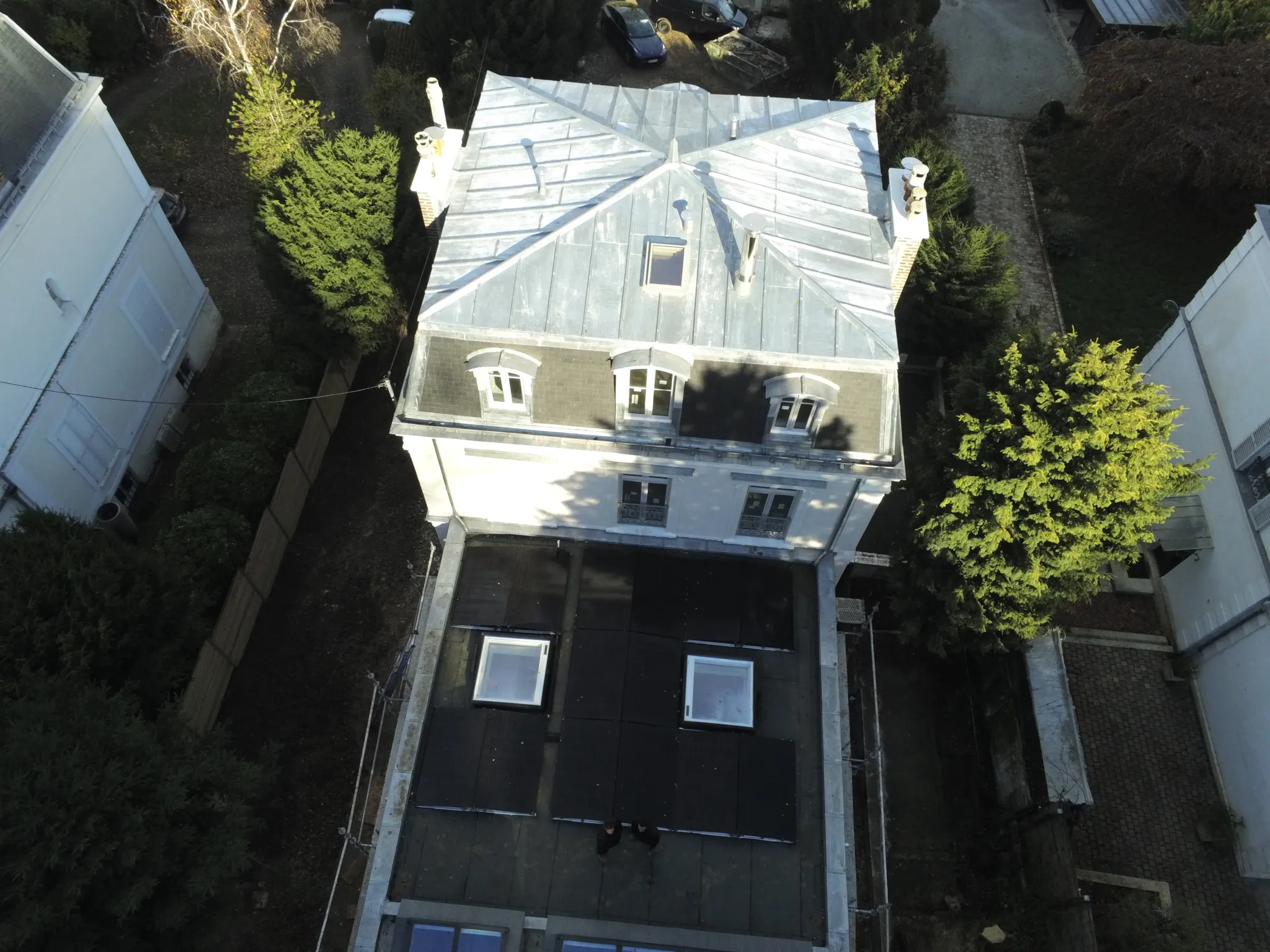 Vue aérienne de la maison, la centrale posée sur la toiture terrasse à Meudon (92190)