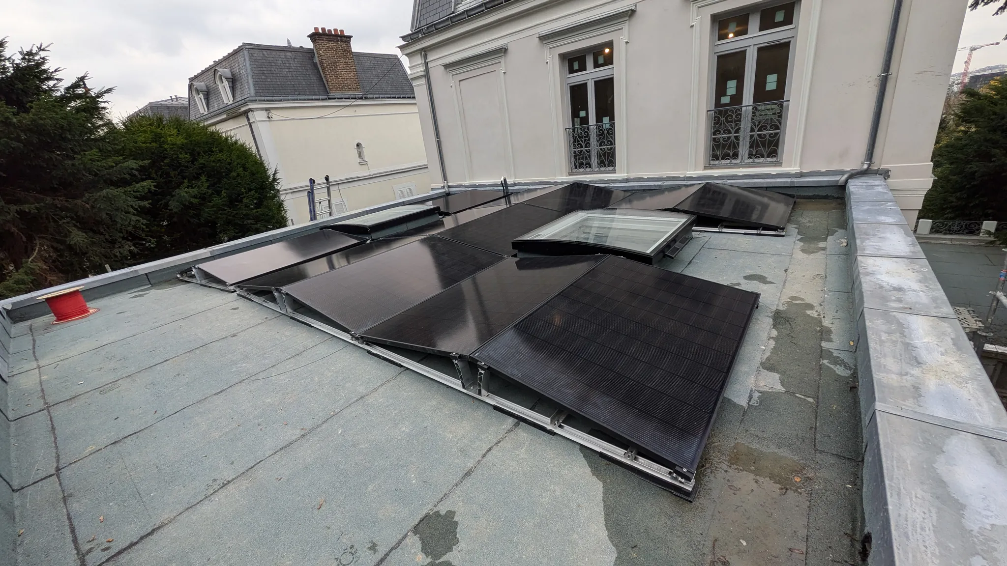 Détail de la pose lestée est-ouest sur la toiture terrasse, Meudon (92190)