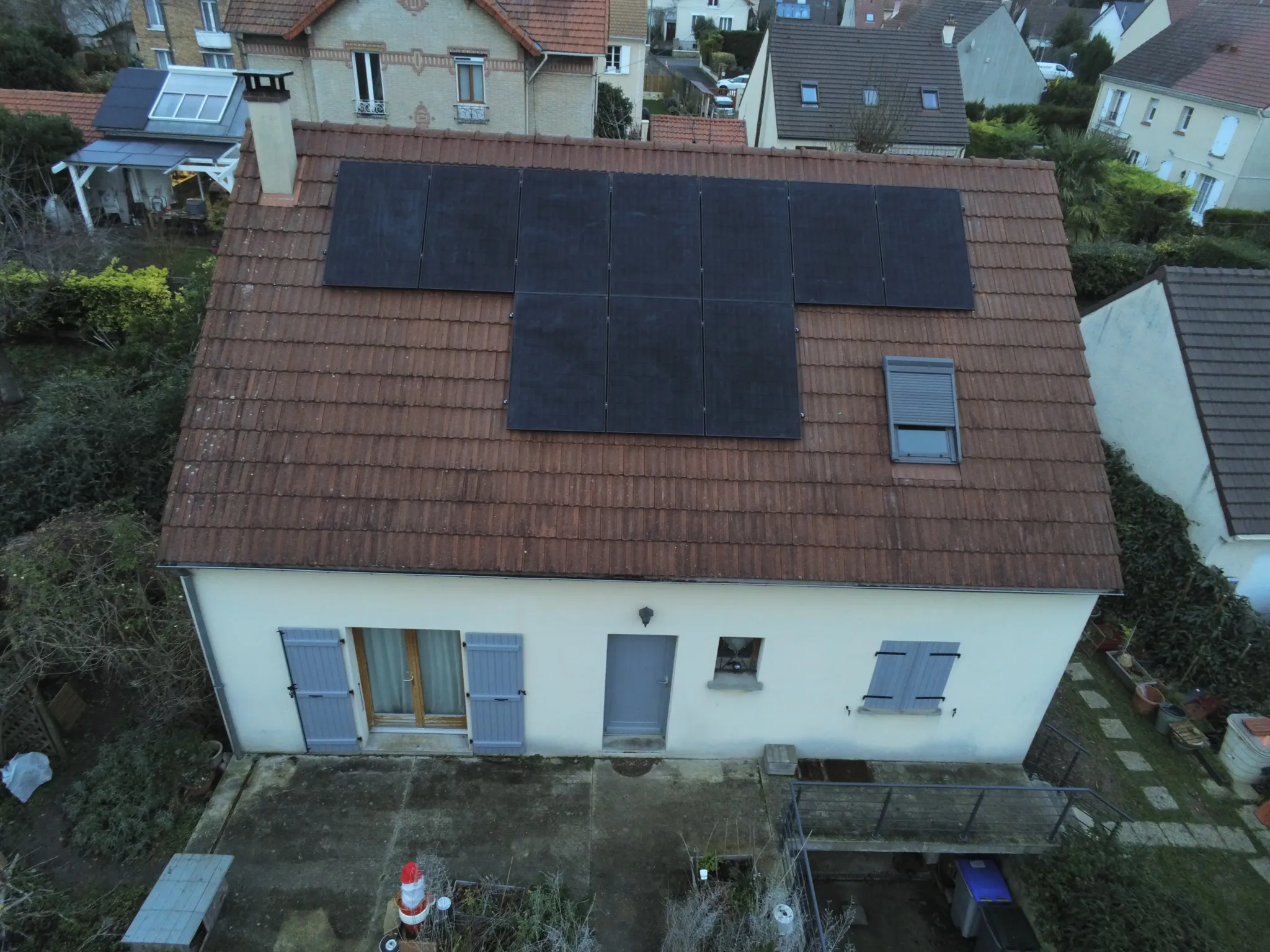 Vue aérienne de la maison, dix modules posés plein sud sur tuiles mécaniques à Cormeilles-en-Parisis (95240)