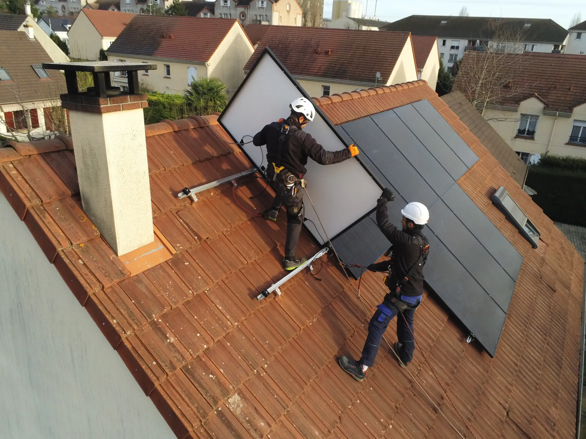 Les équipes de Volt posant un module sur la toiture, Cormeilles-en-Parisis (95240)