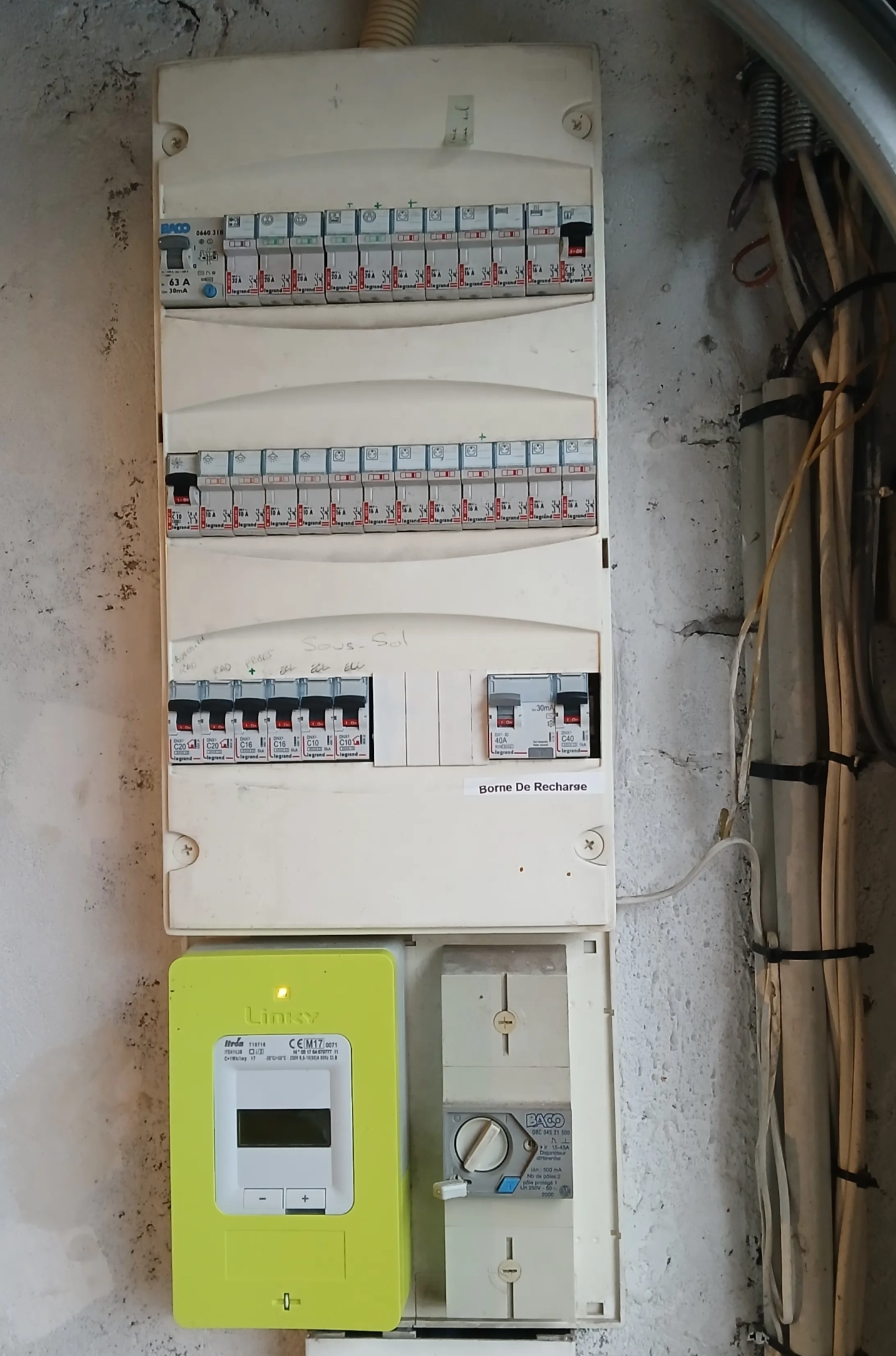 Tableau électrique avec la protection dédiée à la borne, repérée, et le compteur Linky