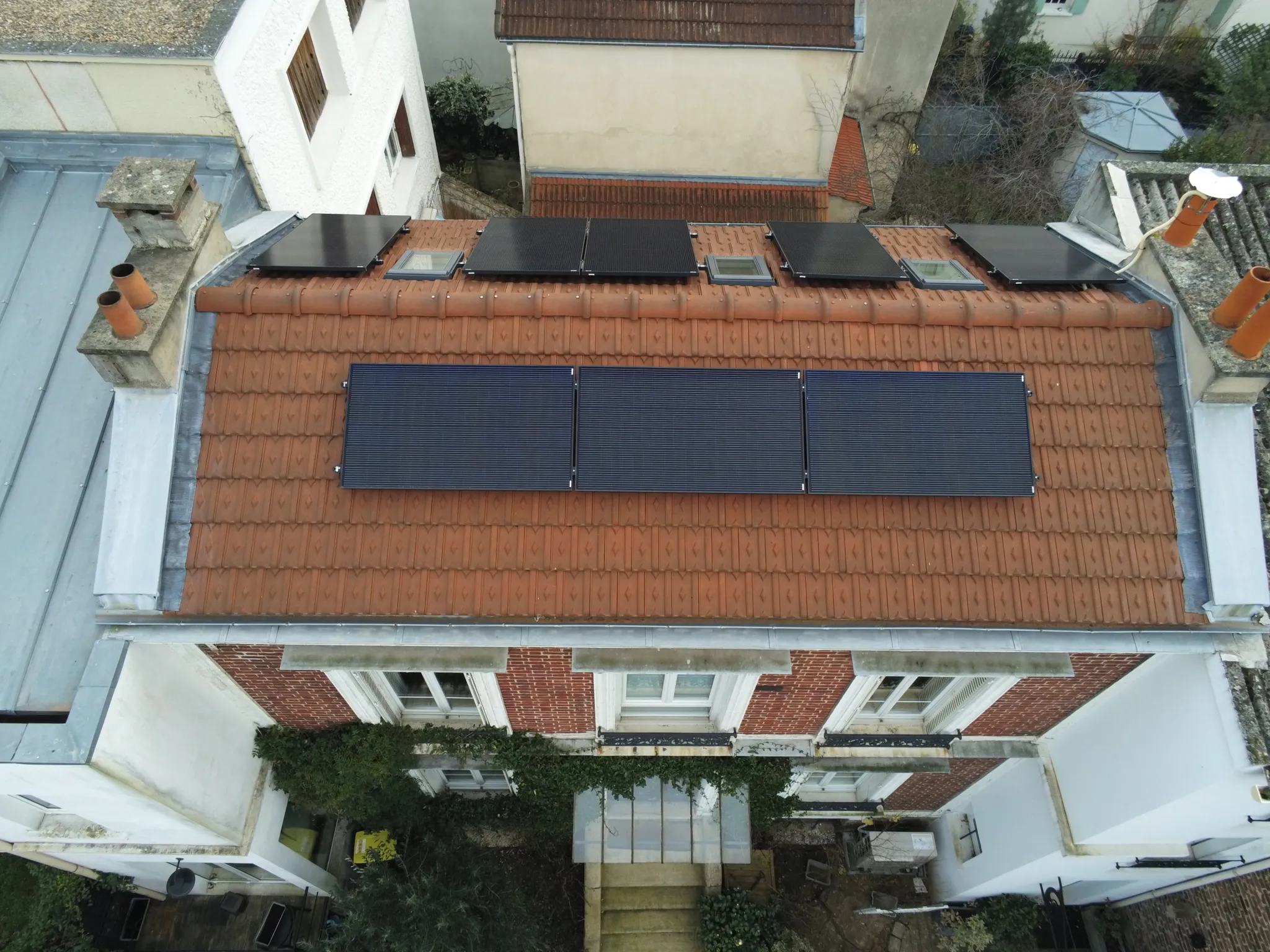Les modules posés de part et d'autre du faîtage, Asnières-sur-Seine (92600)
