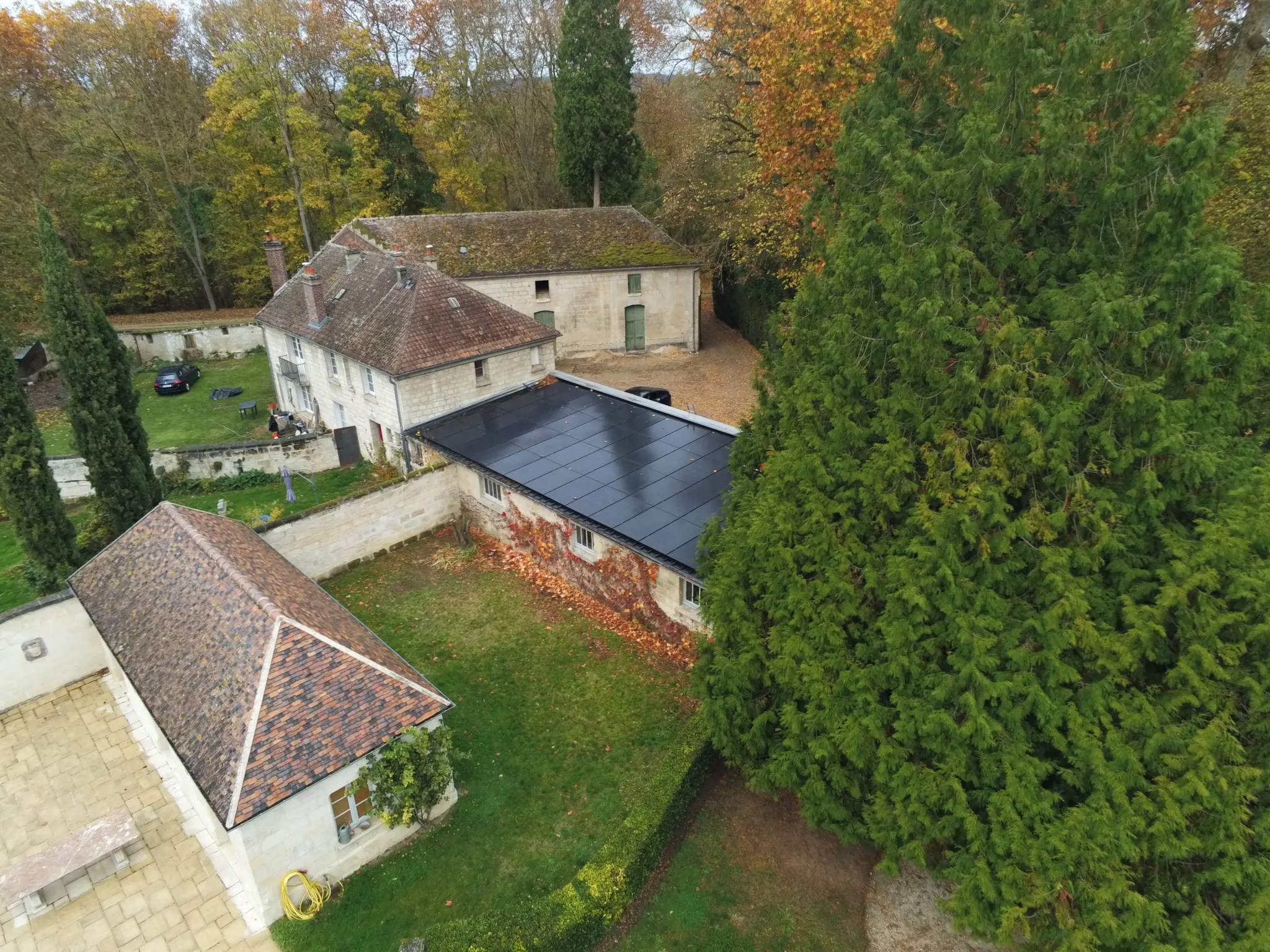 Vue aérienne du domaine, les modules posés sur l'annexe à Villeneuve-Saint-Germain (02200)