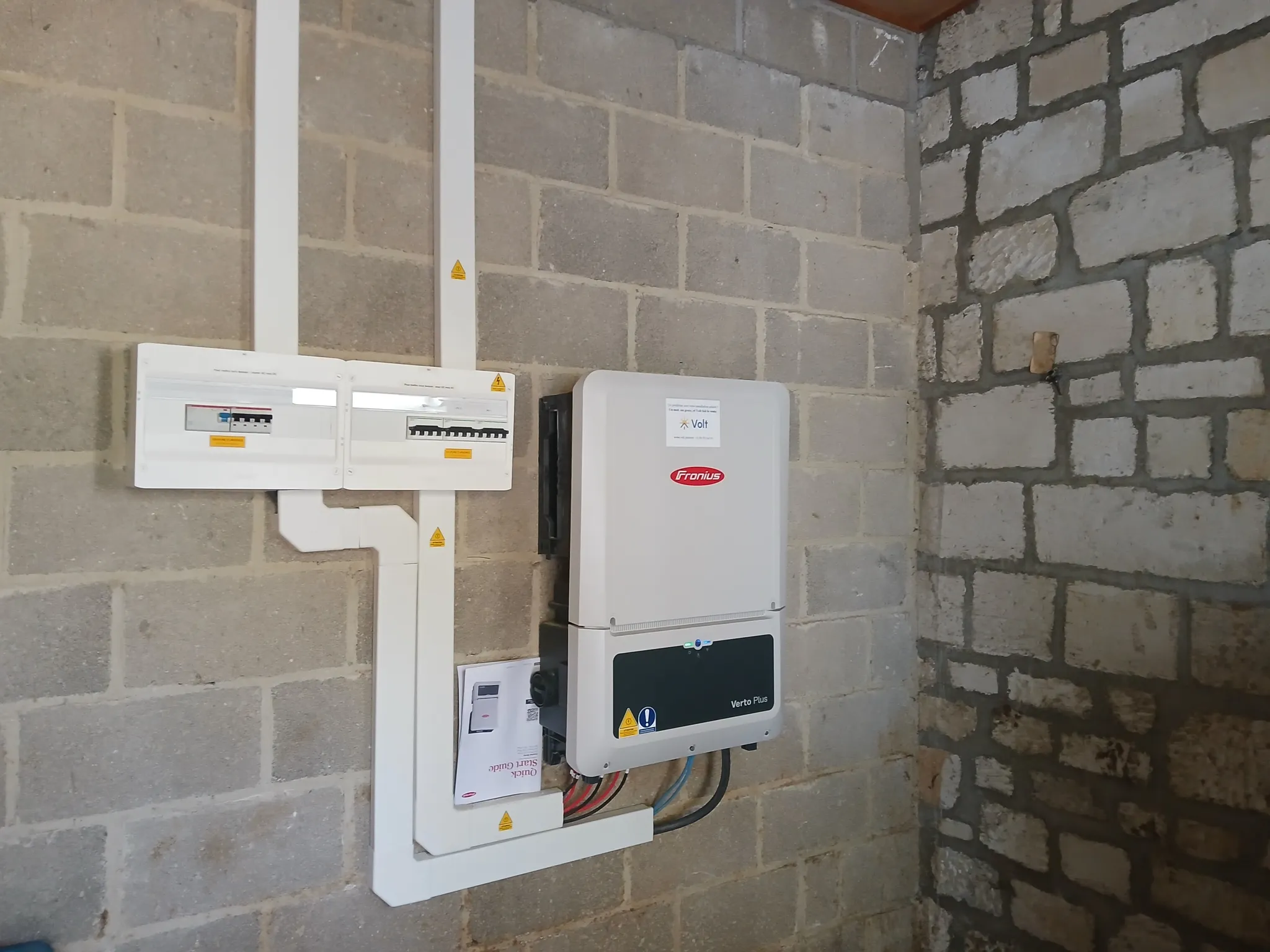 Onduleur Fronius Verto Plus et ses coffrets de protection, en local technique