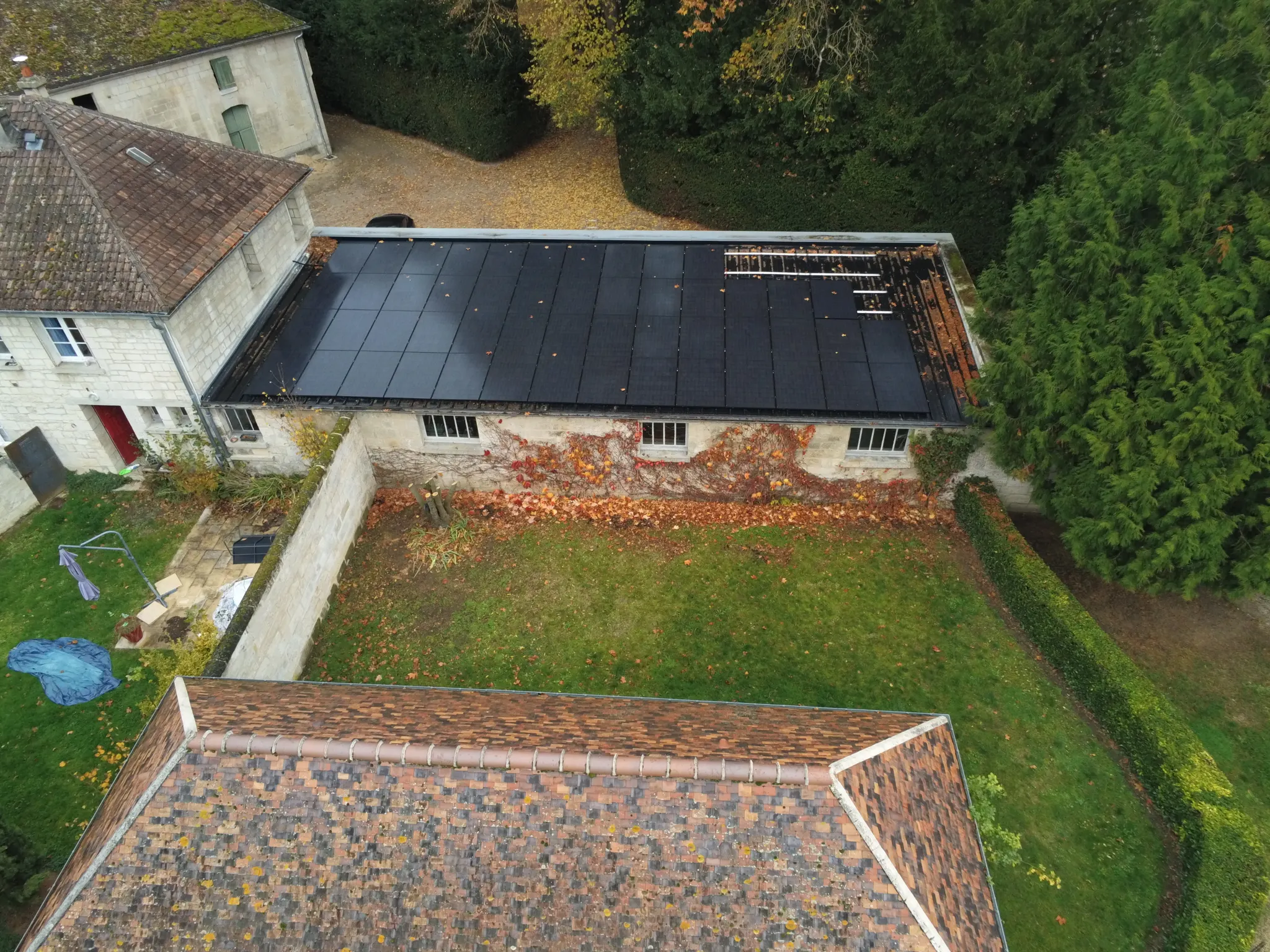 La toiture de l'annexe couverte de modules, vue du ciel, Villeneuve-Saint-Germain (02200)