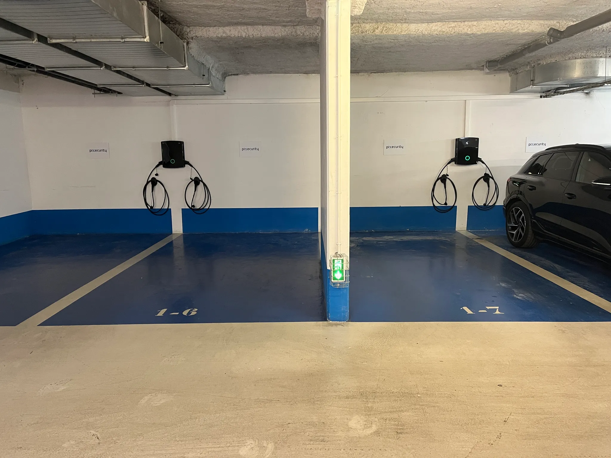 Deux bornes ABL eM4 Twin installées en parking souterrain à Maisons-Laffitte (78600)