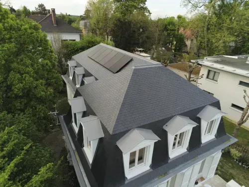 Vue aérienne de la maison, les six modules sur le pan supérieur de la toiture en ardoises, au Vésinet (78110)