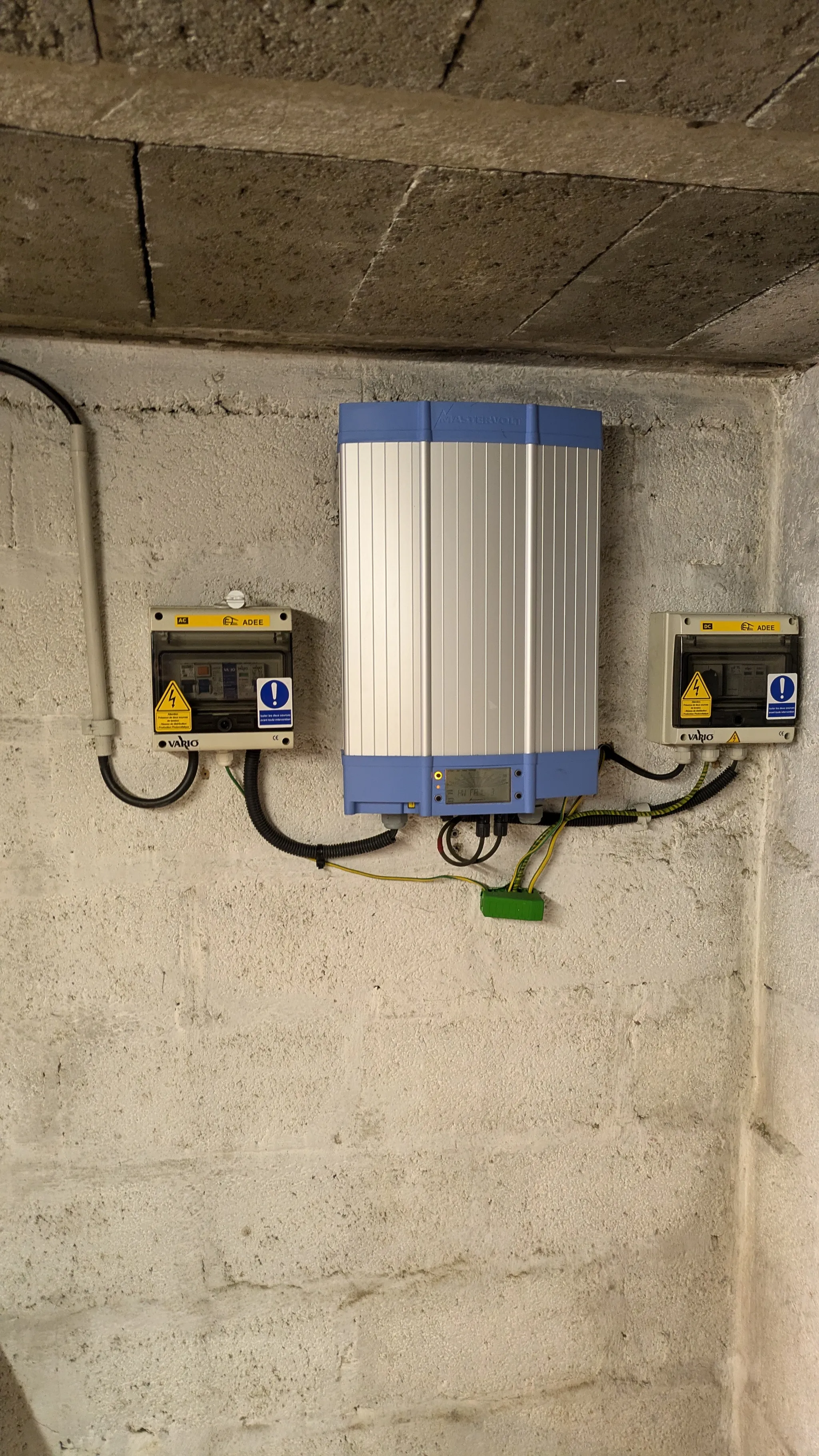 Ancien onduleur hors service et ses deux coffrets de protection avant intervention, à Saint-Denis (93200)