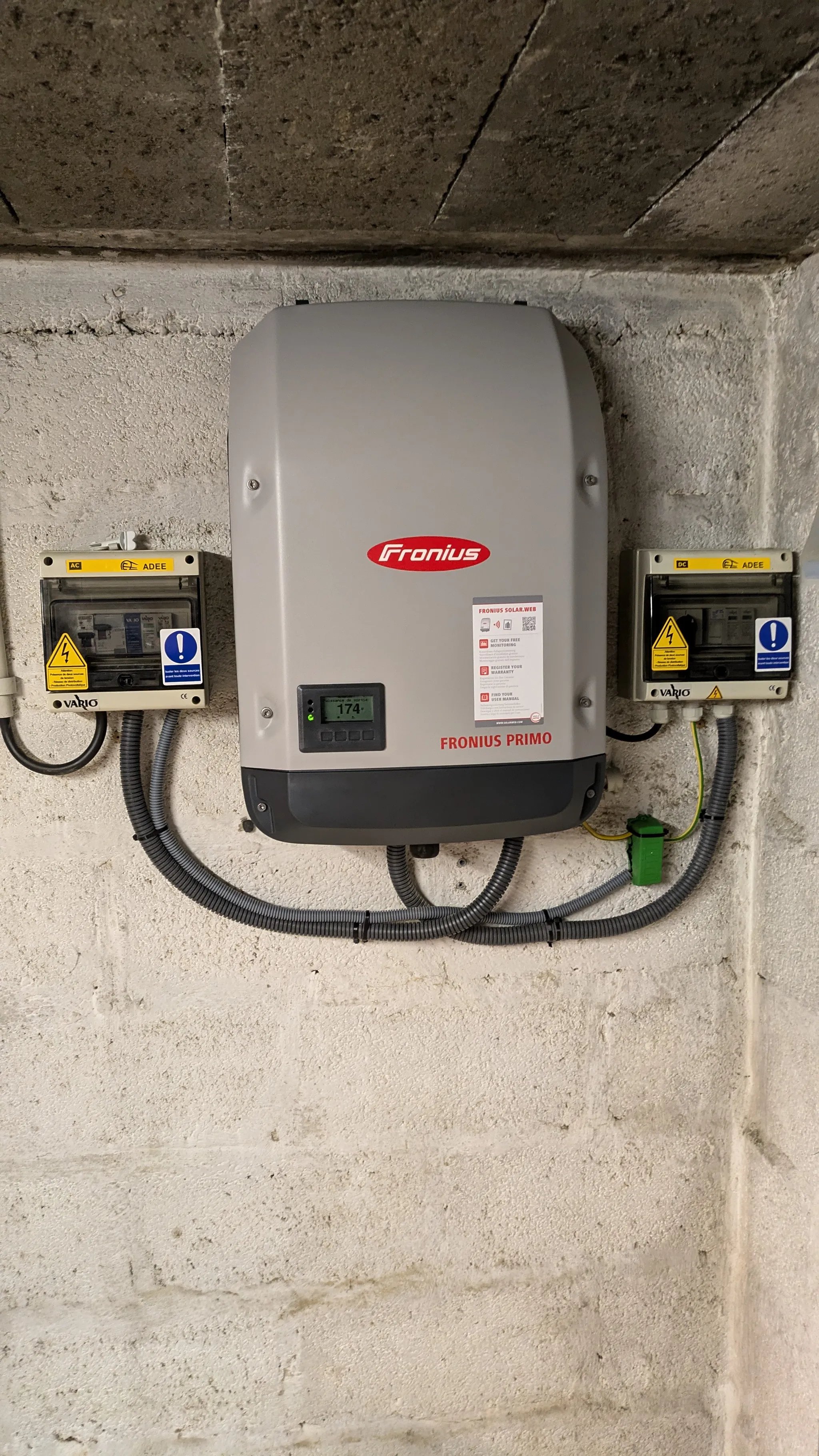 Onduleur Fronius Primo 3.0-1 posé en remplacement, entre ses deux coffrets de protection, à Saint-Denis (93200)