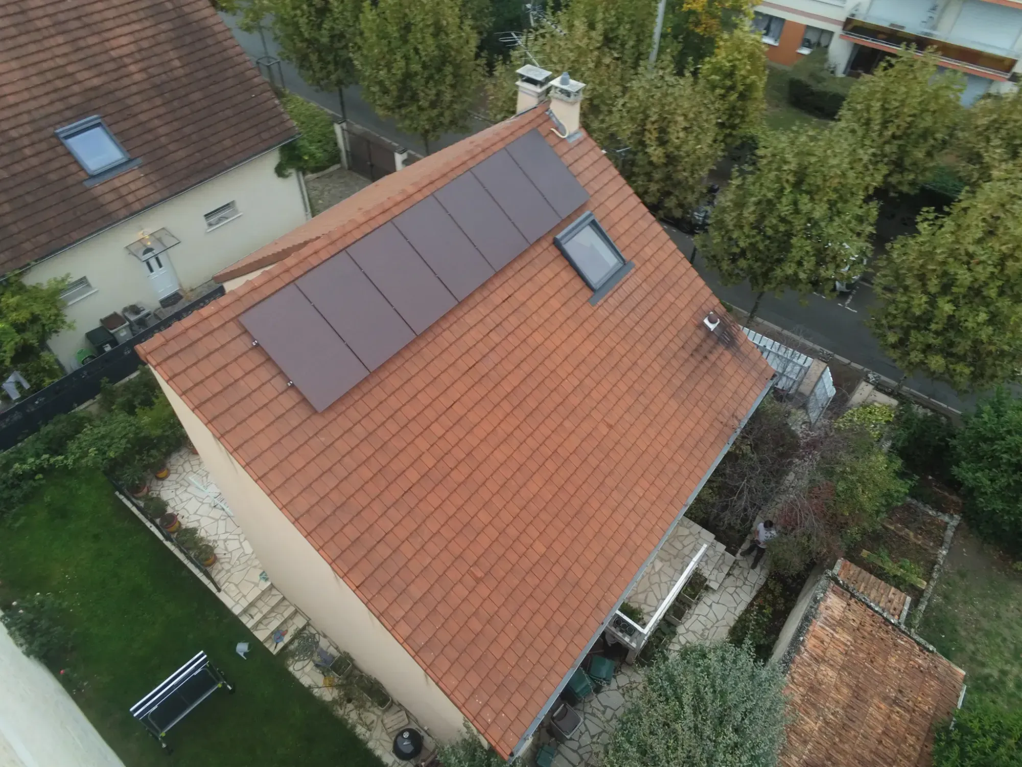 Les modules Voltec sur le pan en tuiles, vus du ciel, à Maisons-Laffitte (78600)