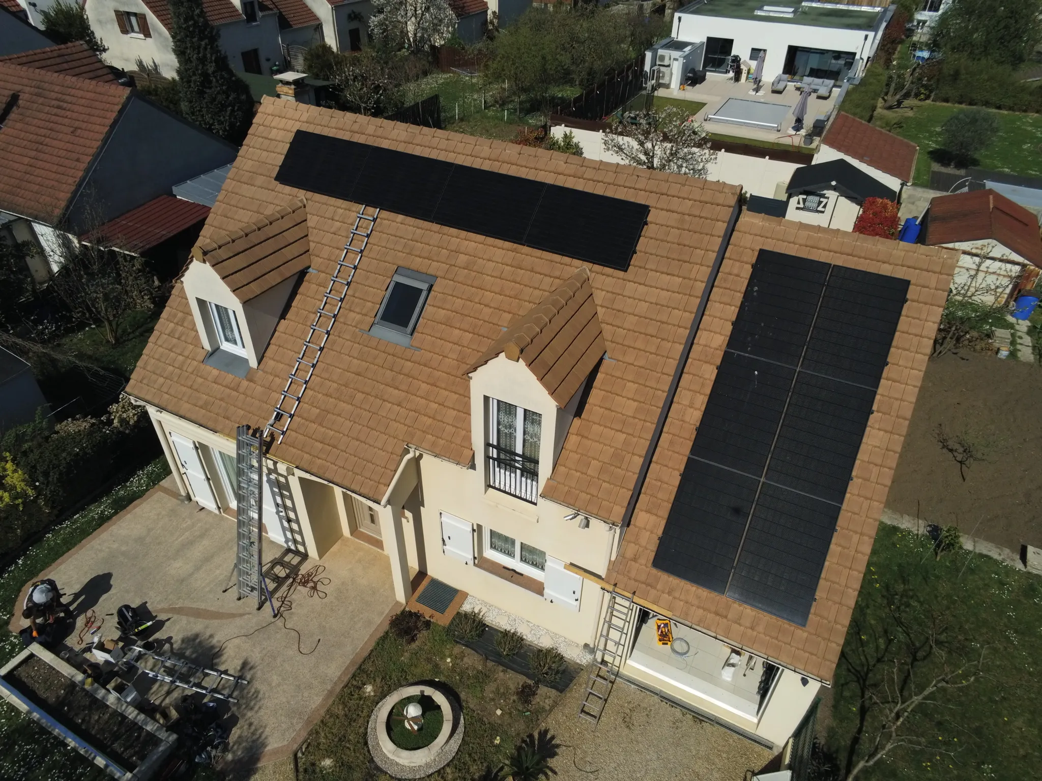Vue aérienne de la maison après agrandissement, dix modules sur deux pans de toiture, à Sannois (95110)